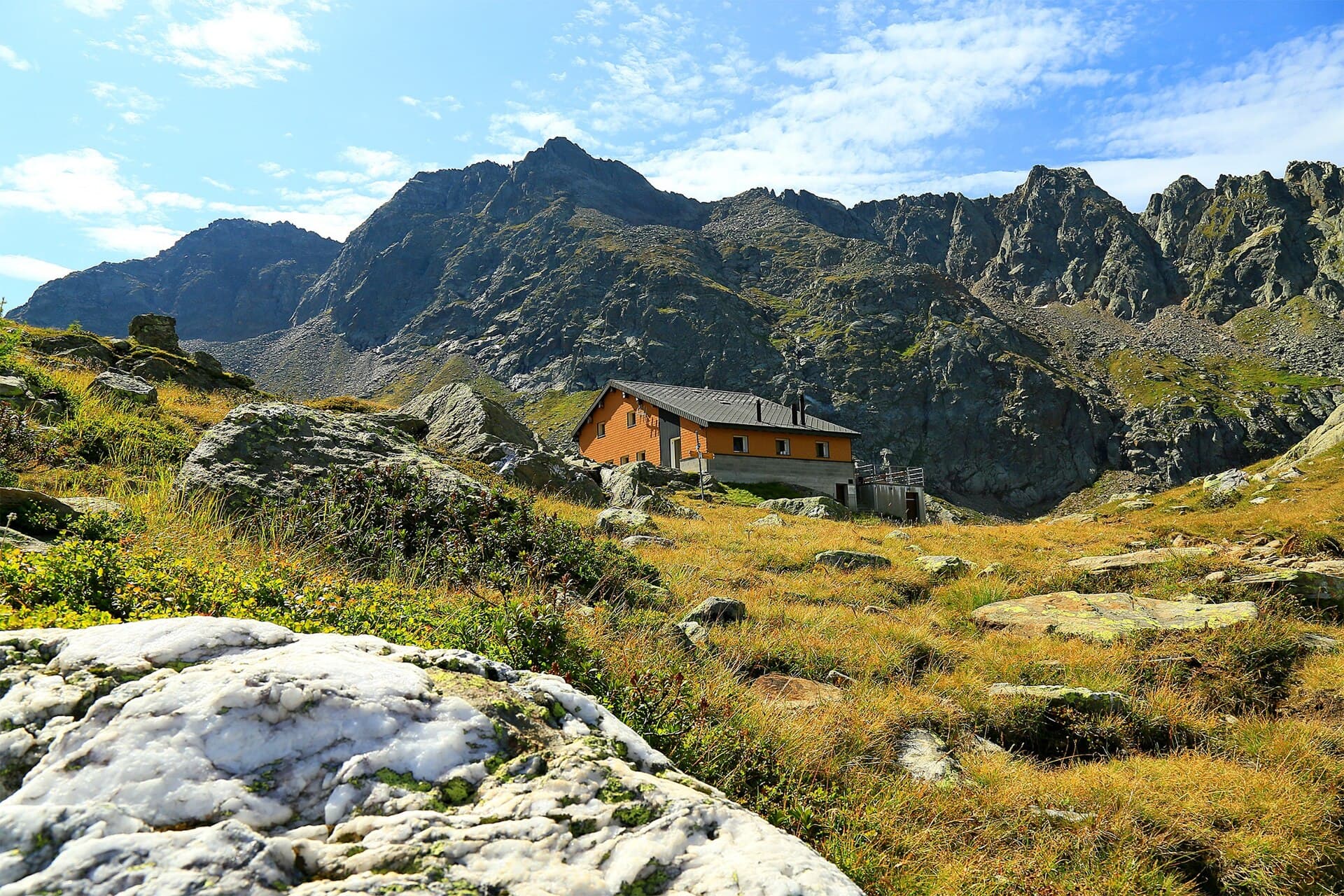 Capanna Leit (via Wikimedia Commons, CC BY-SA 4.0)