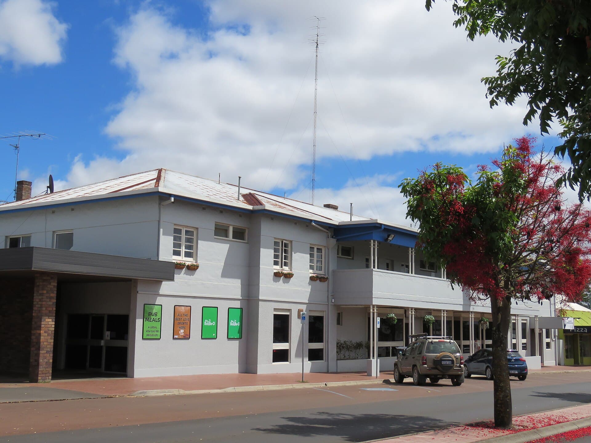 Manjimup Hotel (via Wikimedia Commons, CC BY-SA 4.0)