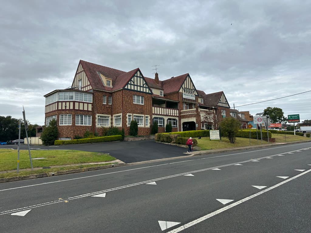 Wallacia Hotel (via Wikimedia Commons, CC BY-SA 4.0)