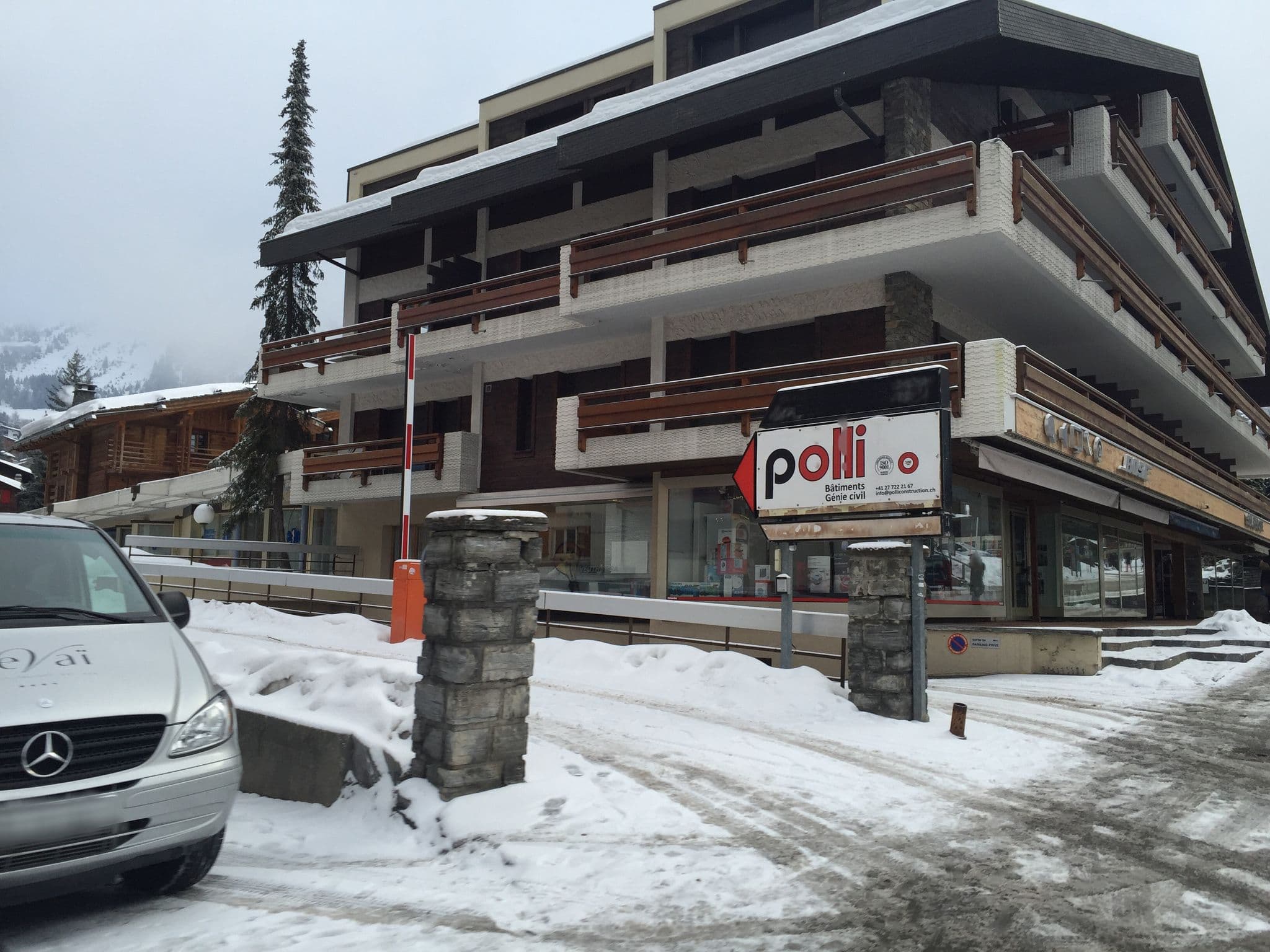 Street view near Experimental Chalet, Verbier