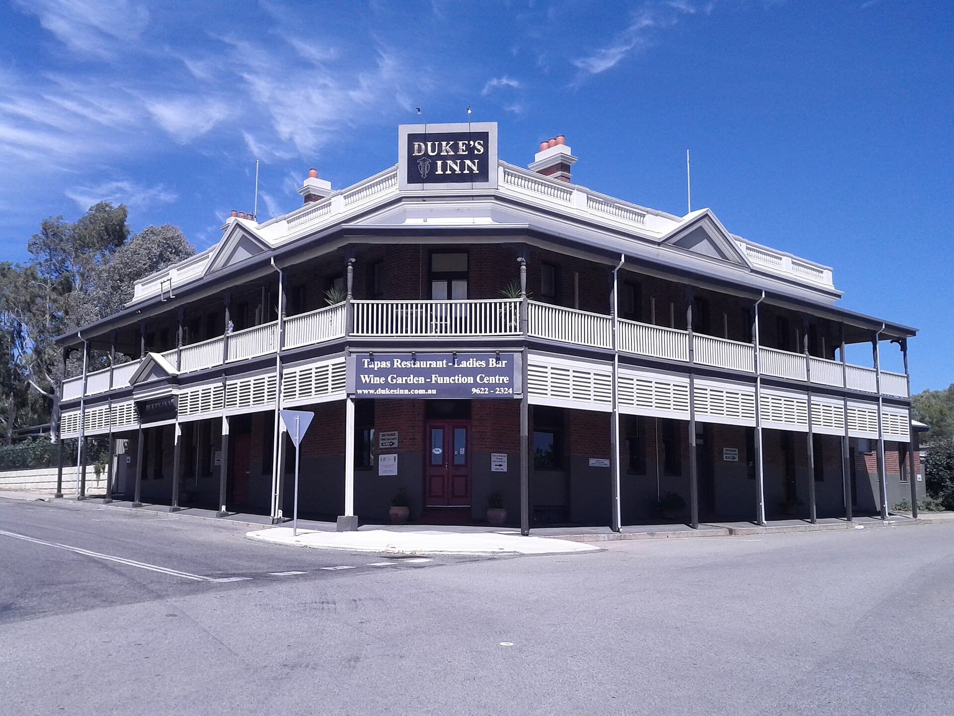 The Rec Hotel, Northam (via Wikimedia Commons, CC BY-SA 4.0)