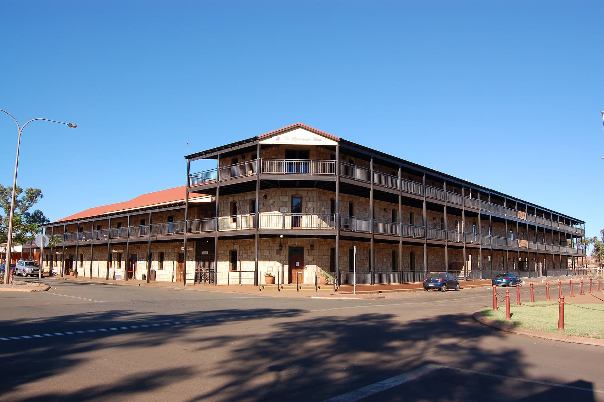 The Esplanade Hotel (via Wikimedia Commons, CC BY-SA 3.0)
