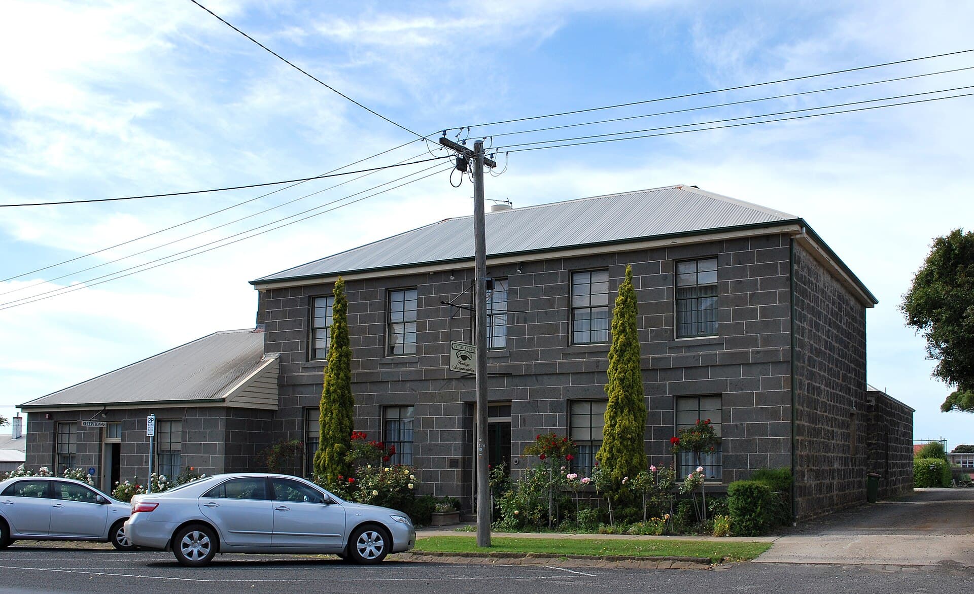 Victoria House (via Wikimedia Commons, CC BY-SA 3.0)