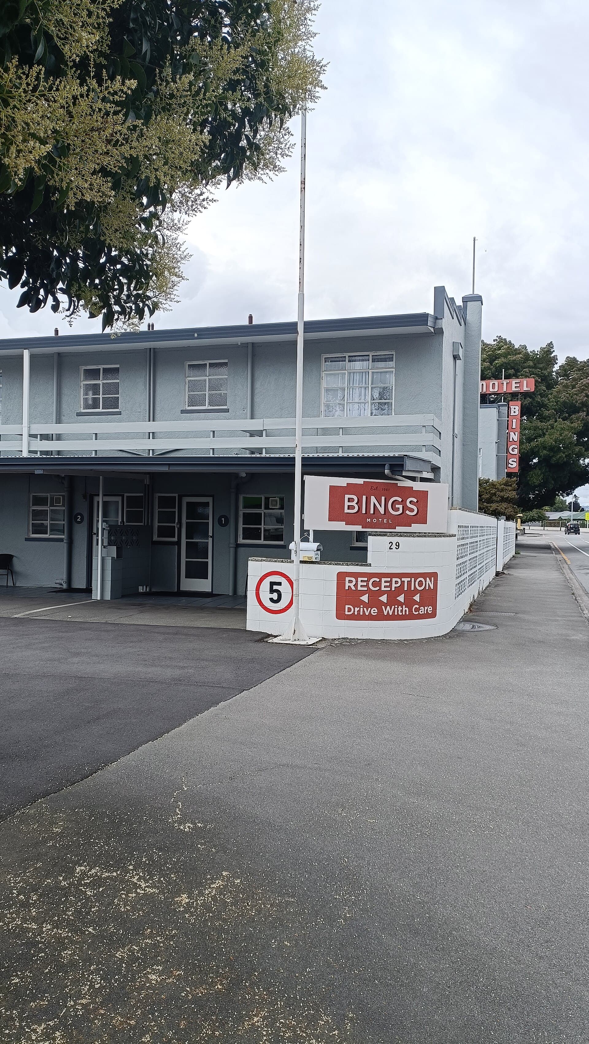 Bings Motel (via Wikimedia Commons, CC BY-SA 3.0)