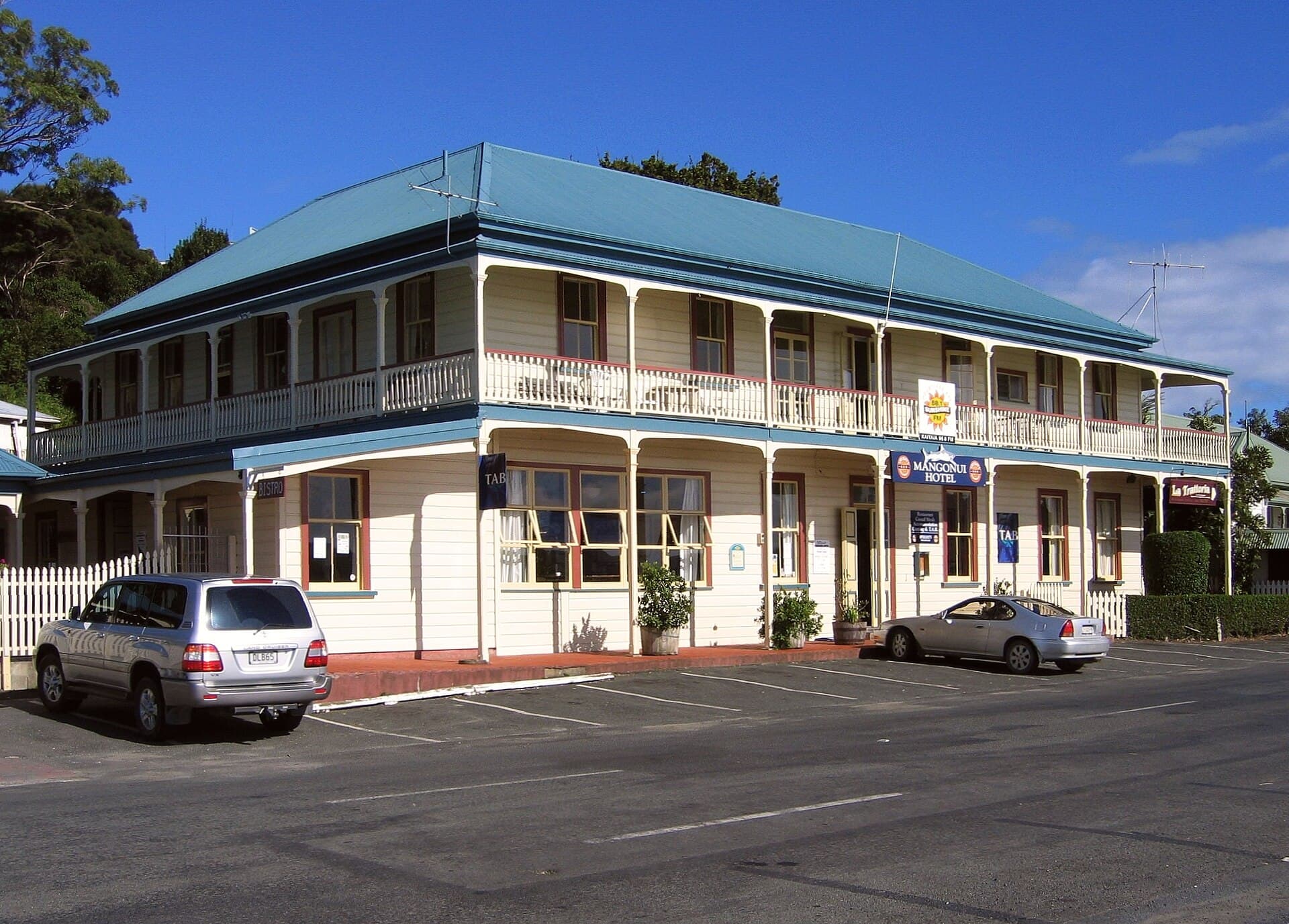 Mangonui Hotel (via Wikimedia Commons, CC BY 2.0)