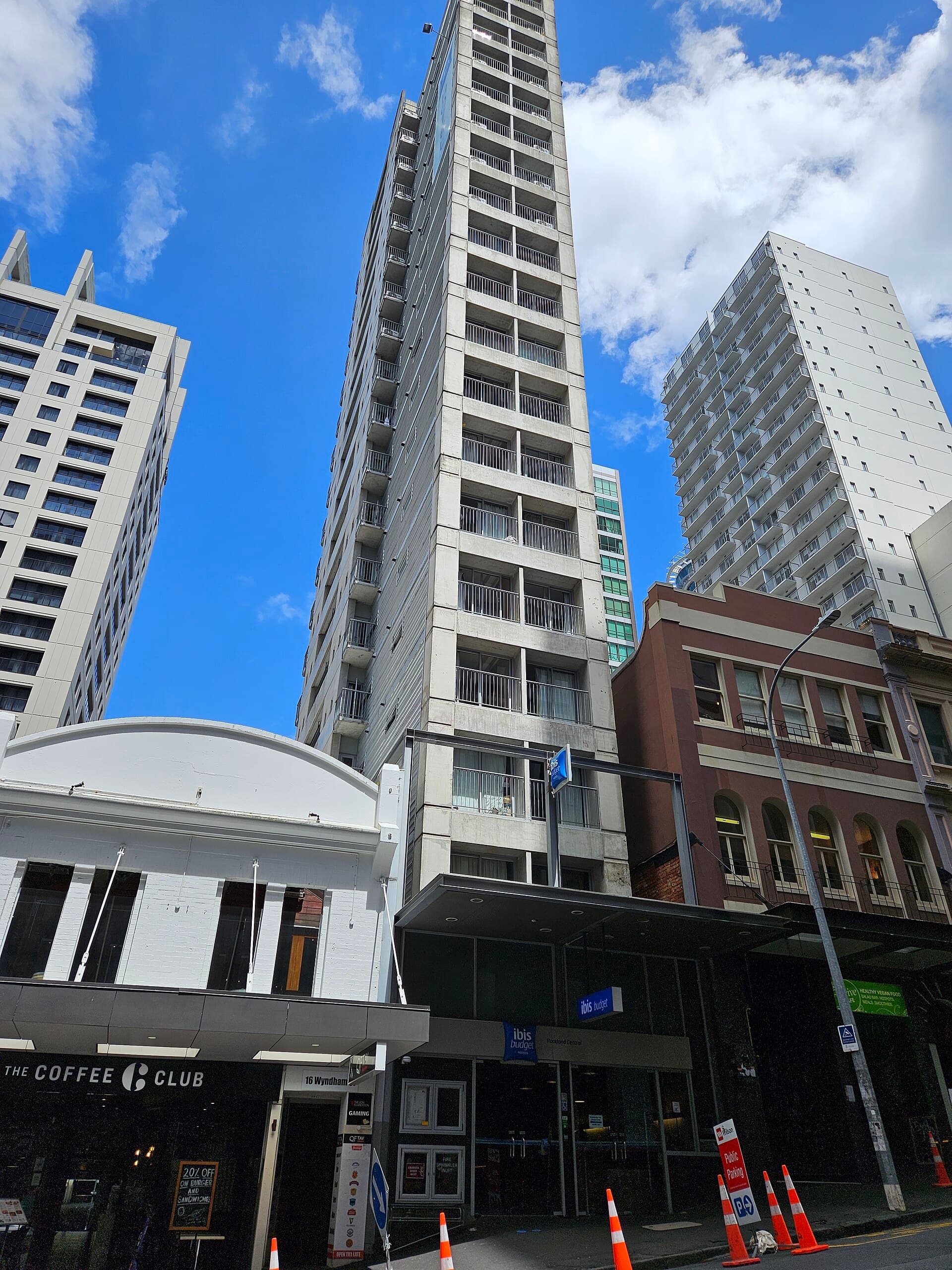 ibis budget Auckland Central (via Wikimedia Commons, CC BY 4.0)