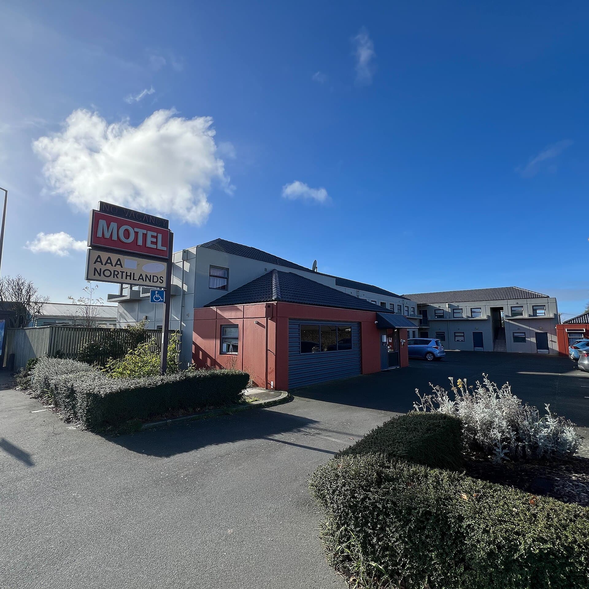 AAA Northlands Motel (via Wikimedia Commons, CC BY-SA 4.0)