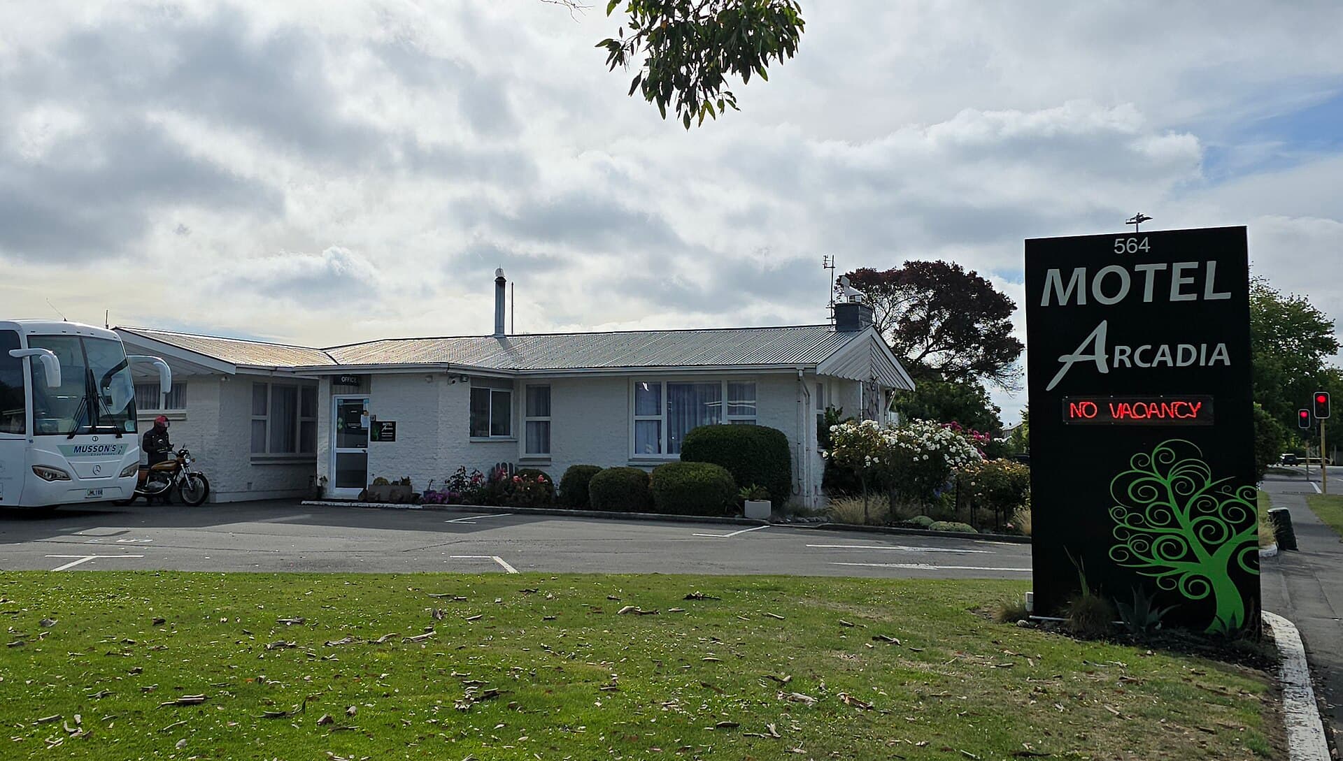 Arcadia Motel (via Wikimedia Commons, CC BY-SA 3.0)