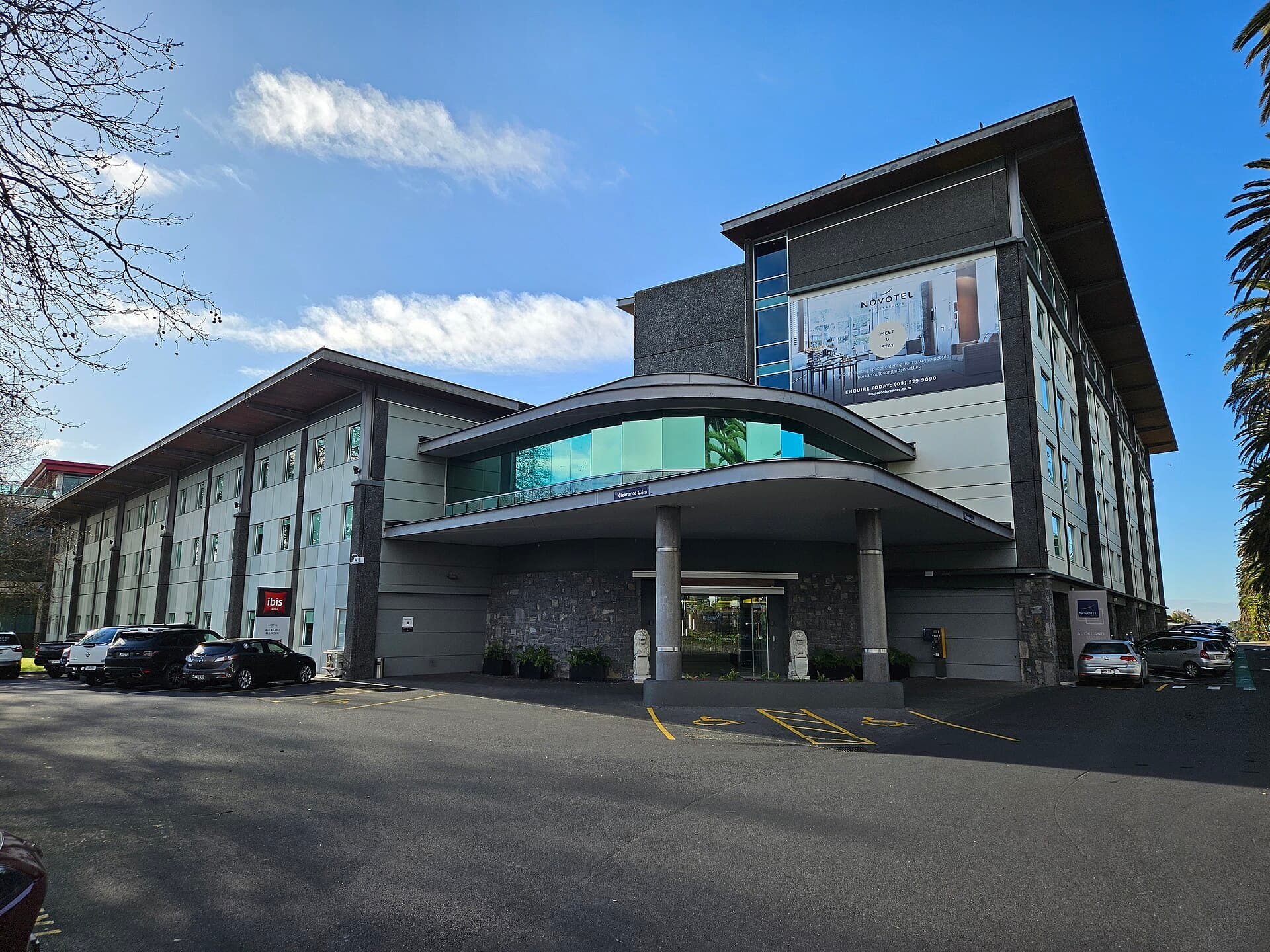 ibis Auckland Ellerslie (via Wikimedia Commons, CC BY 4.0)