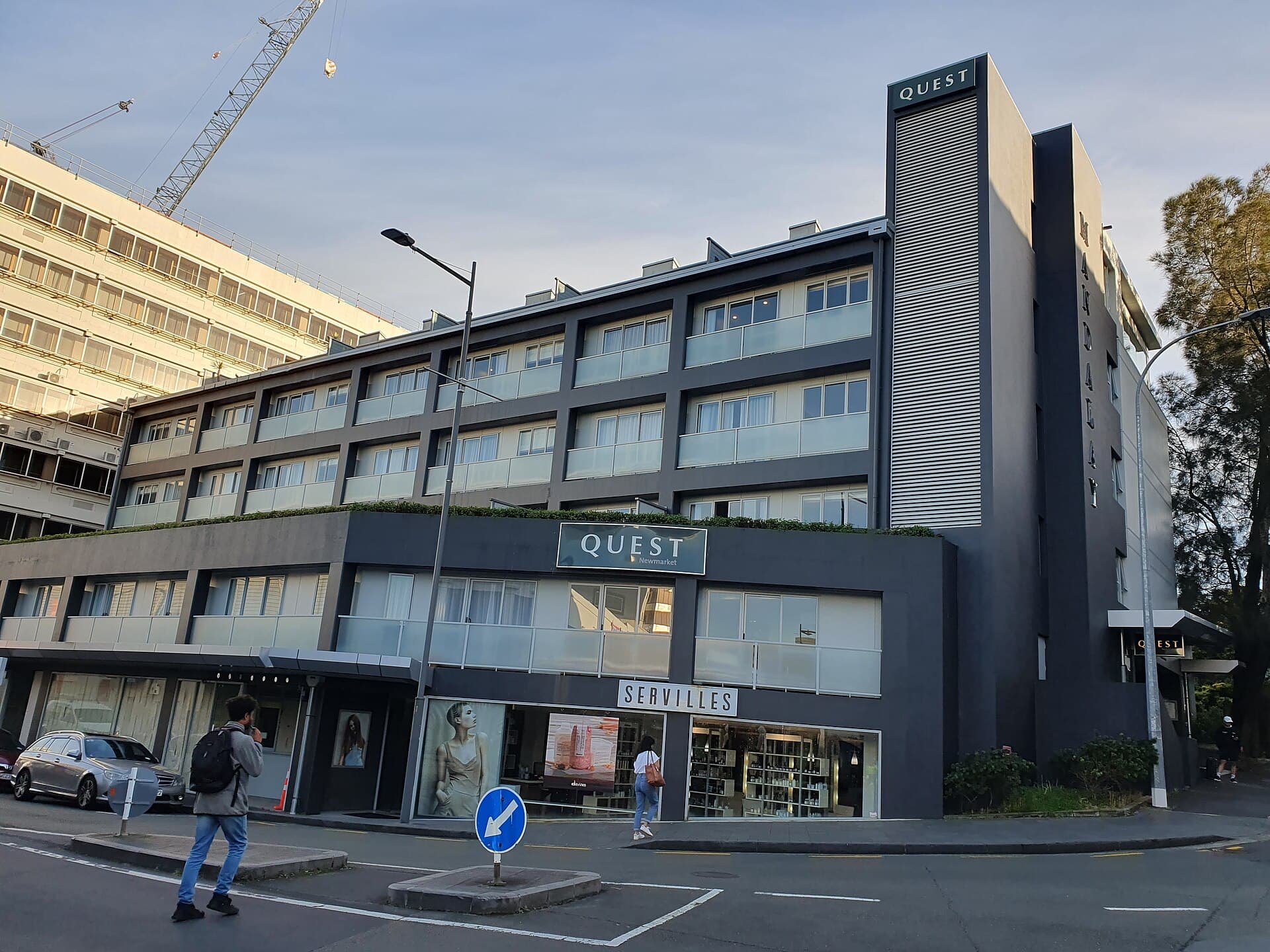 Quest Newmarket Apartment Hotel (via Wikimedia Commons, CC BY-SA 3.0)