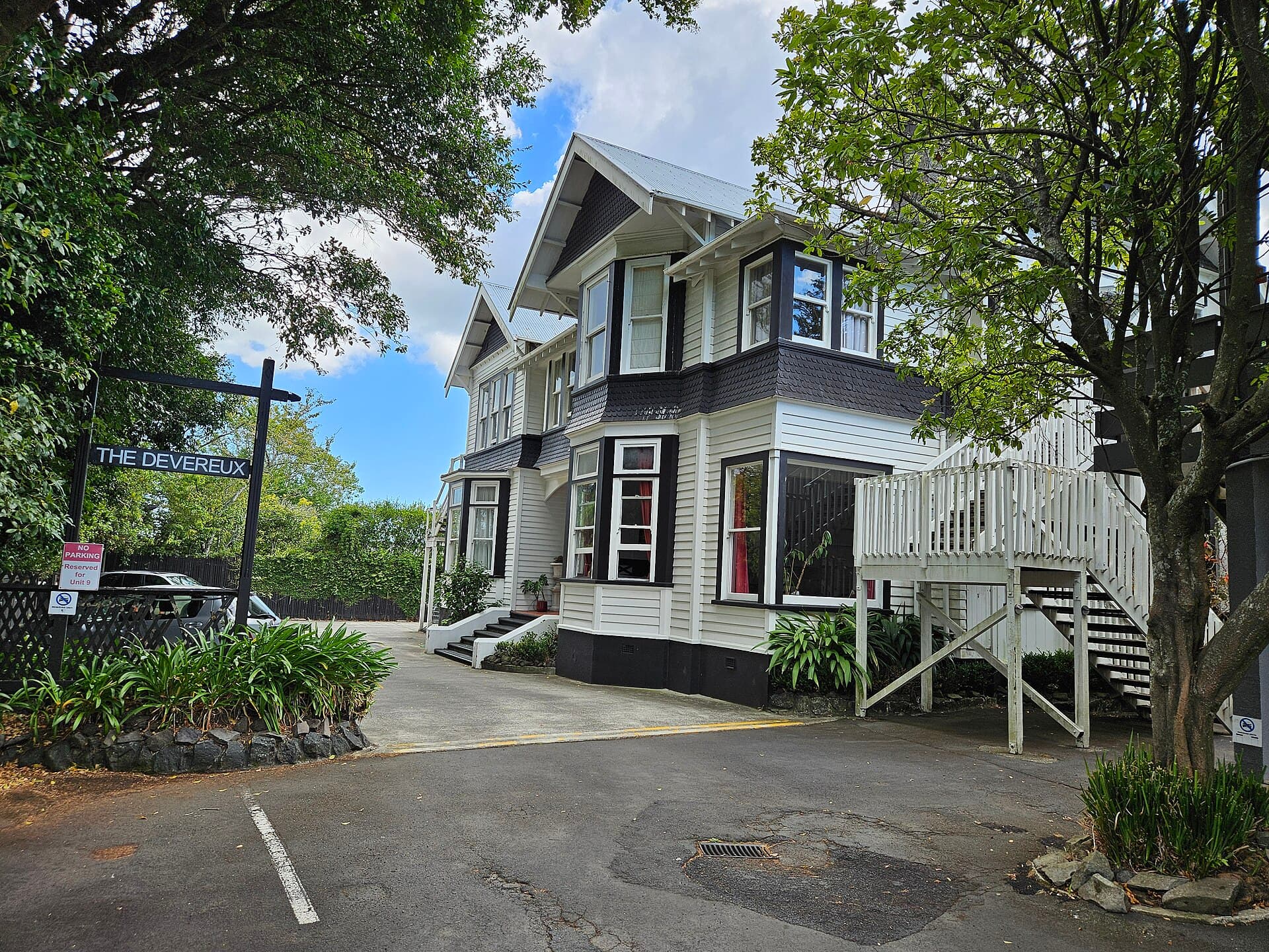 The Devereux Boutique Hotel (via Wikimedia Commons, CC BY 4.0)