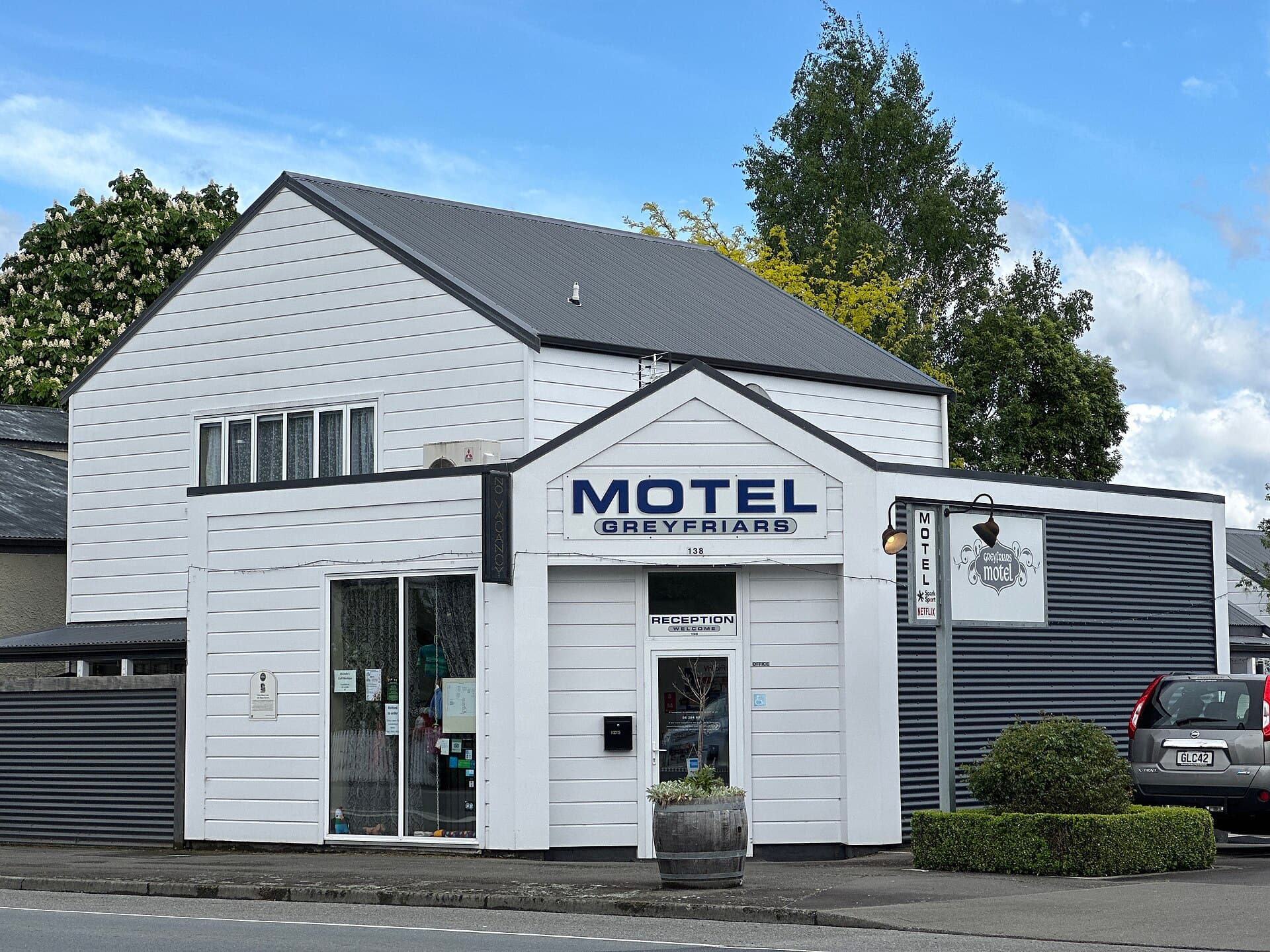 Greyfriars Motel (via Wikimedia Commons, CC BY-SA 3.0)