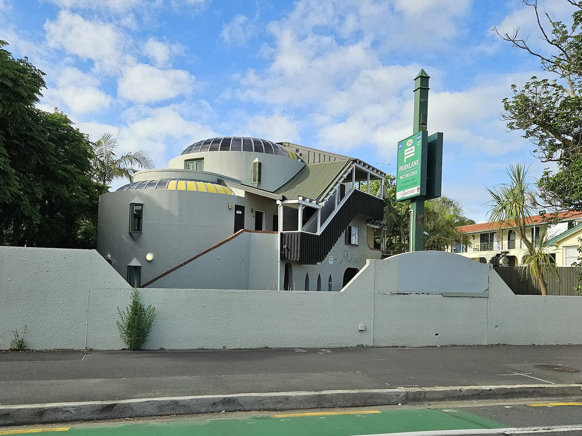 Parklane Motor Lodge (via Wikimedia Commons, CC BY 4.0)