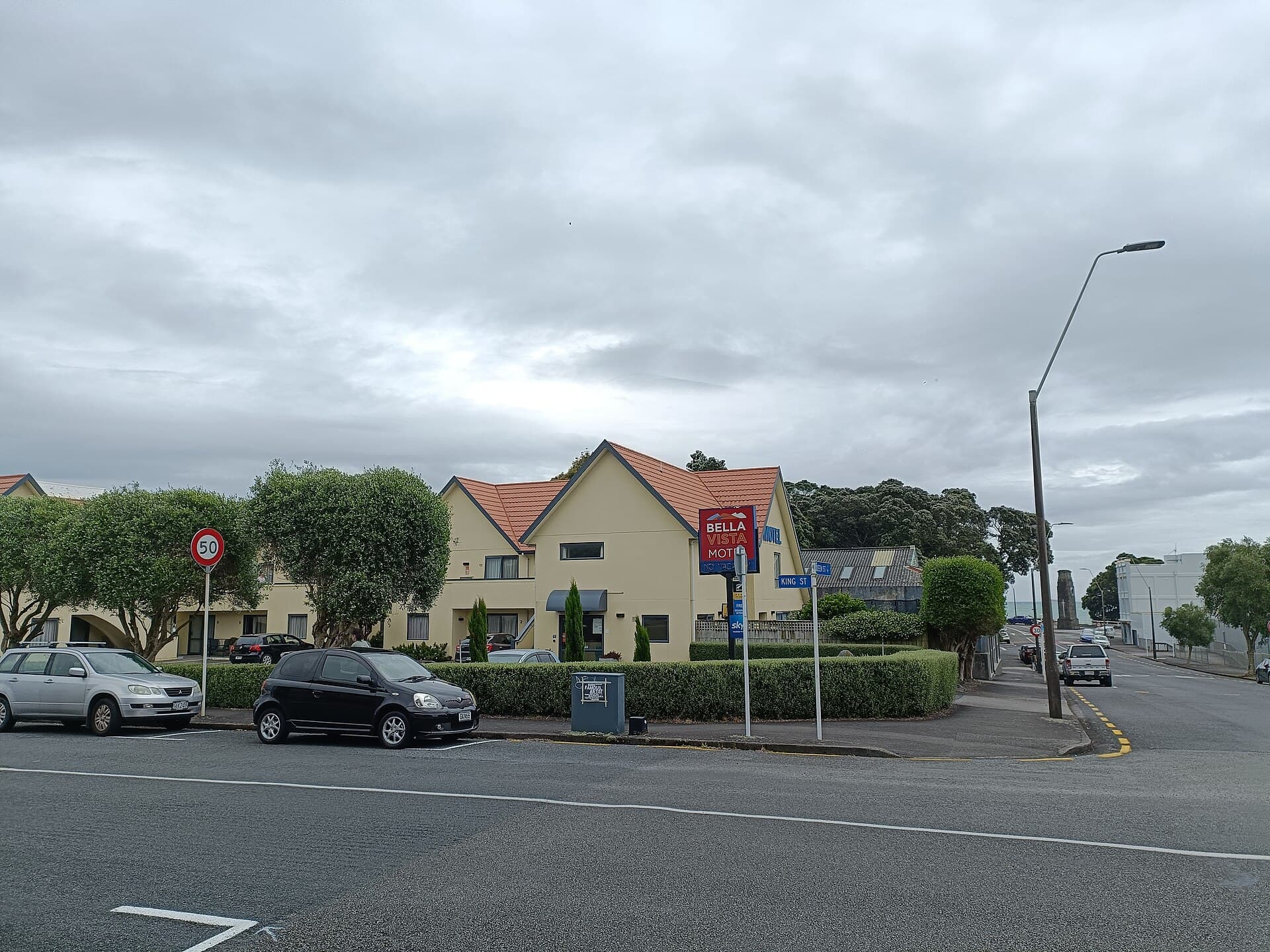 Bella Vista New Plymouth Motel Accommodation (via Wikimedia Commons, CC BY-SA 3.0)