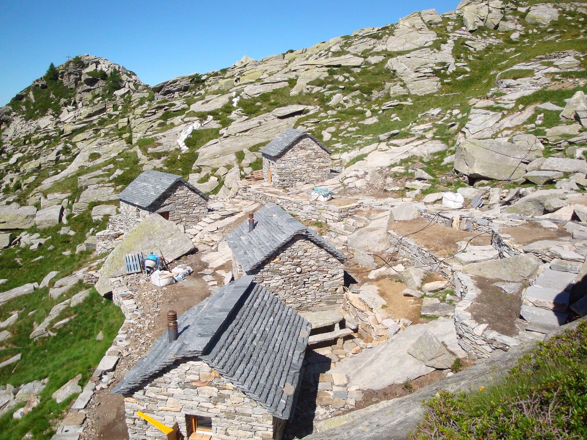 Capanna Alpe Masnee (via Wikimedia Commons, CC BY-SA 2.0)