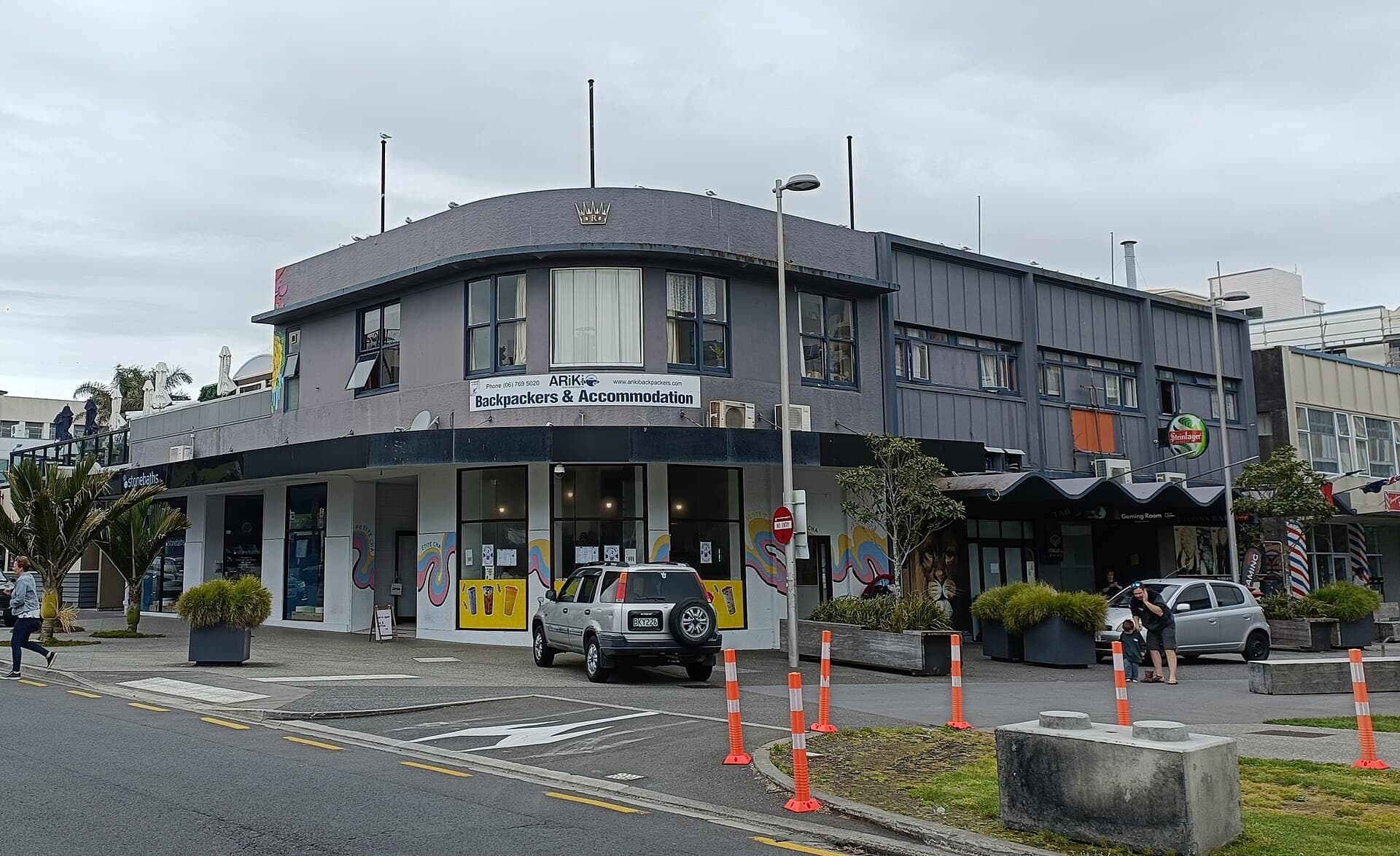 Ariki Backpackers (via Wikimedia Commons, CC BY-SA 3.0)