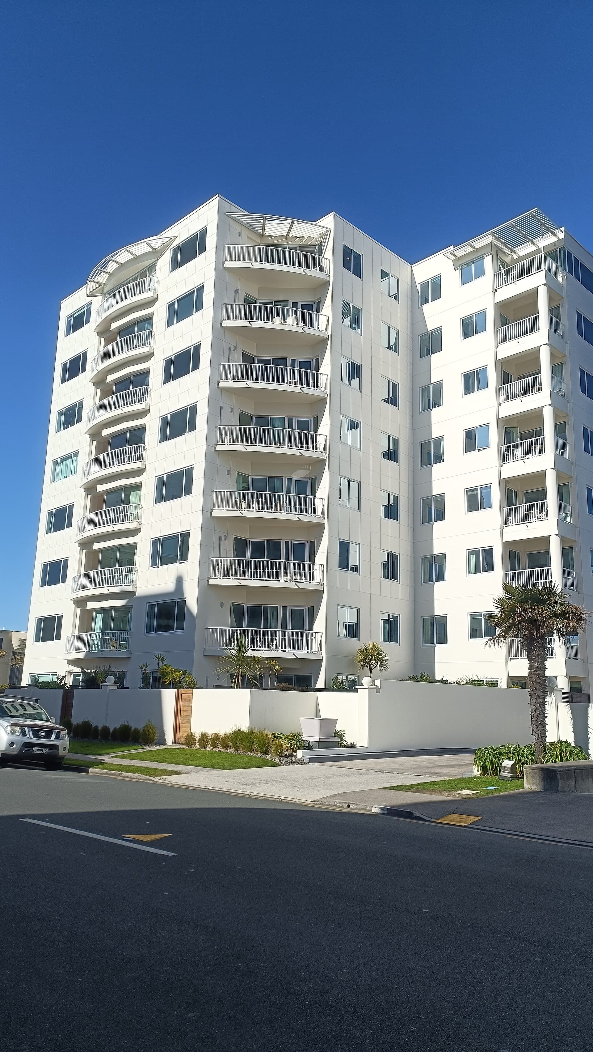 The Beaumont Apartments (via Wikimedia Commons, CC BY-SA 3.0)