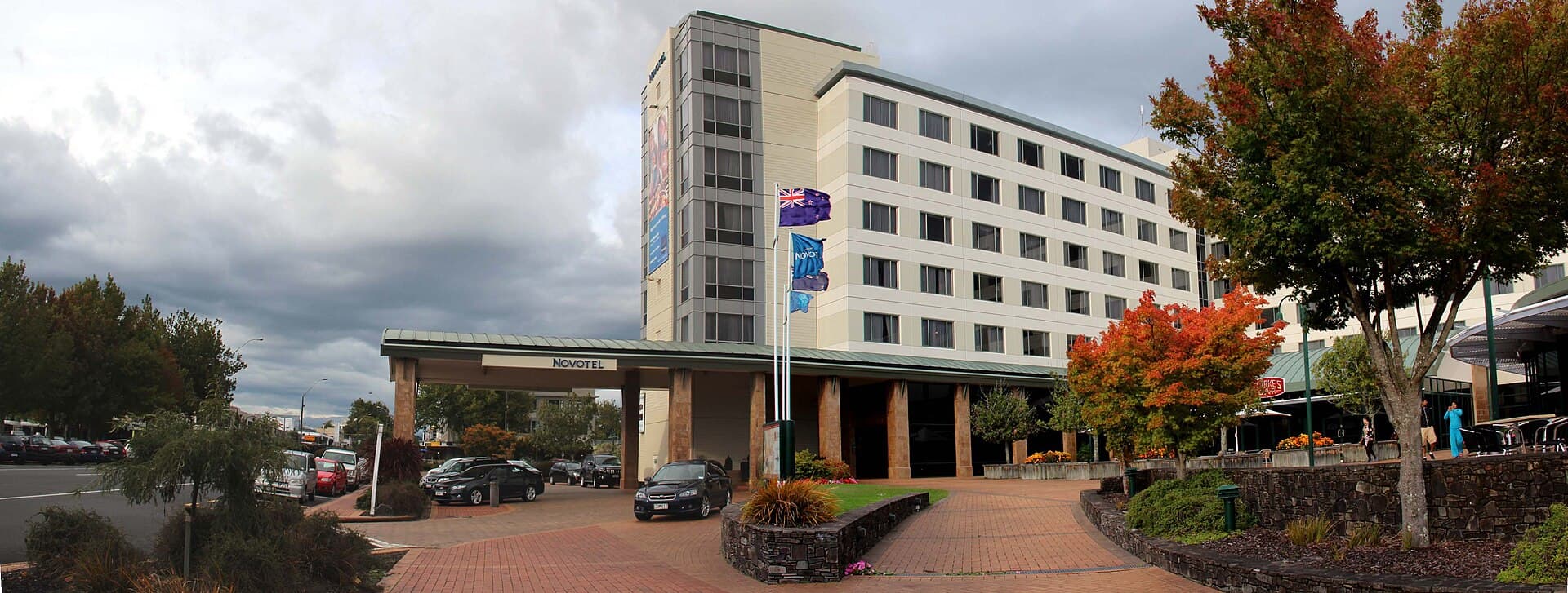 Novotel Rotorua Lakeside (via Wikimedia Commons, CC BY-SA 3.0)