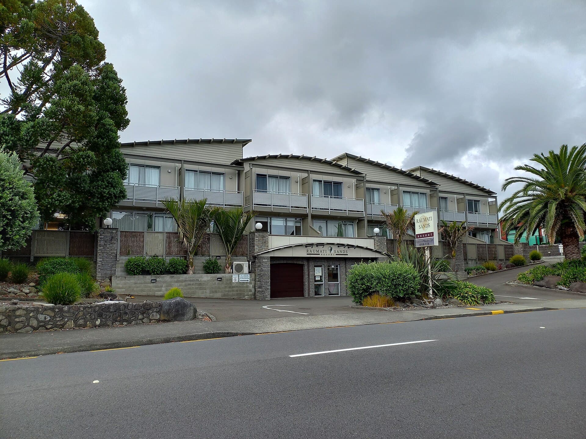 Raumati Sands Resort (via Wikimedia Commons, CC BY-SA 3.0)