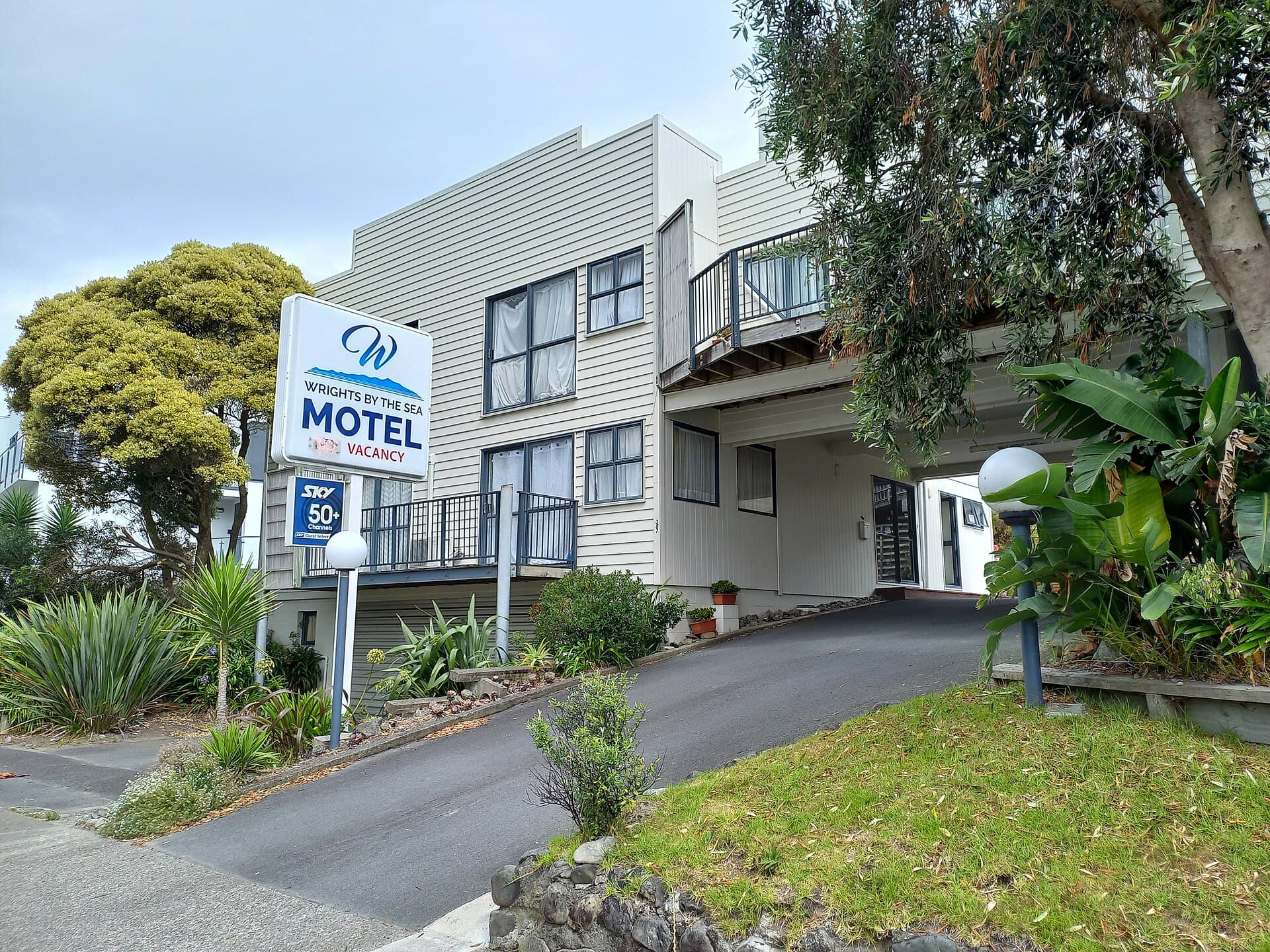 Wrights By The Sea Motel (via Wikimedia Commons, CC BY-SA 3.0)