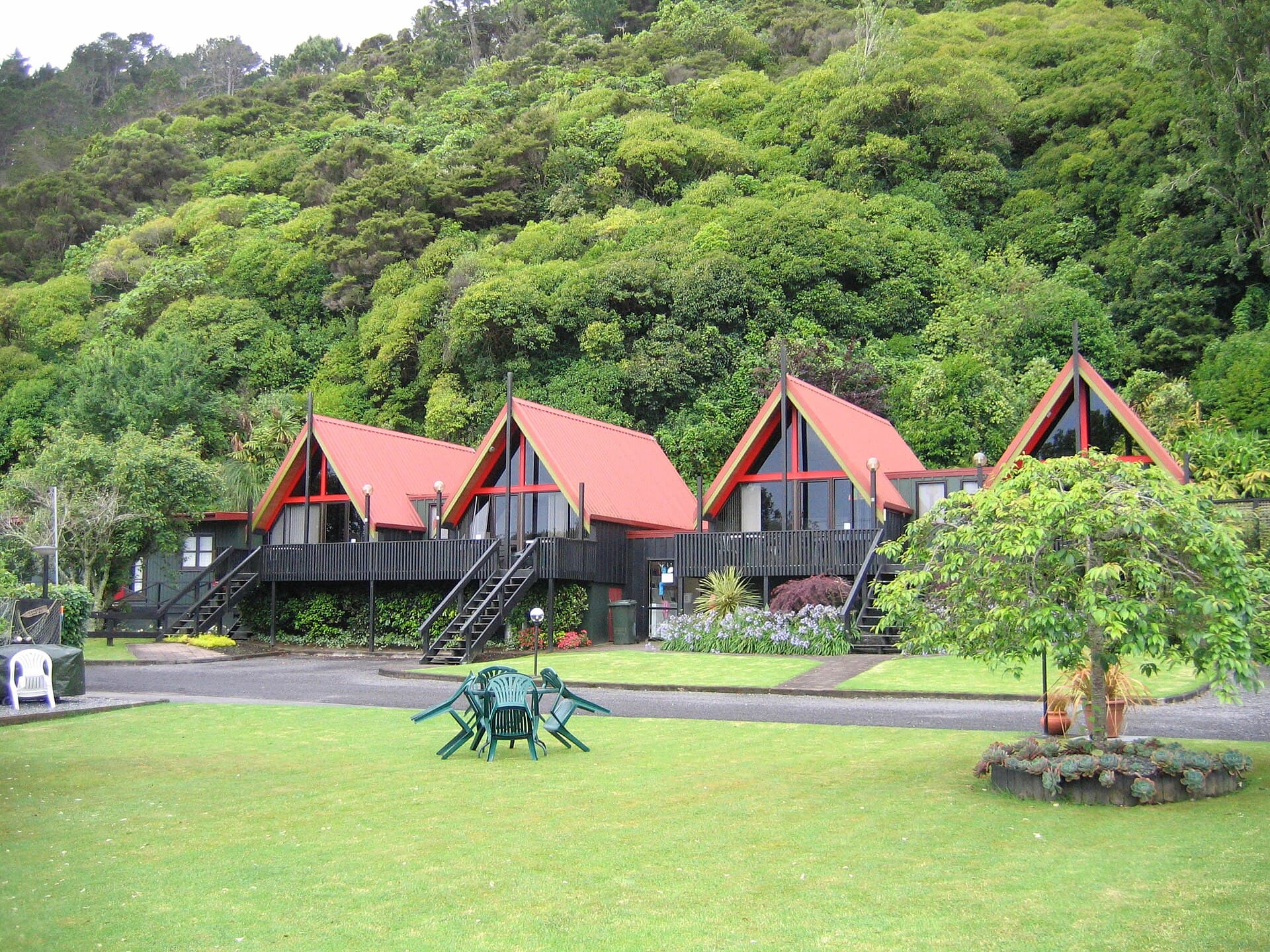 Coastal Motor Lodge (via Wikimedia Commons, CC BY 2.0)