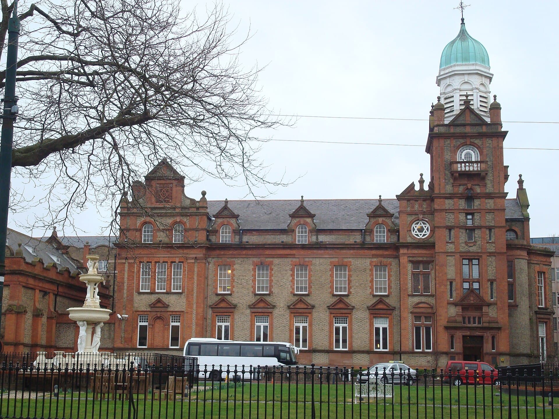 Clayton Hotel Ballsbridge (via Wikimedia Commons, CC0)