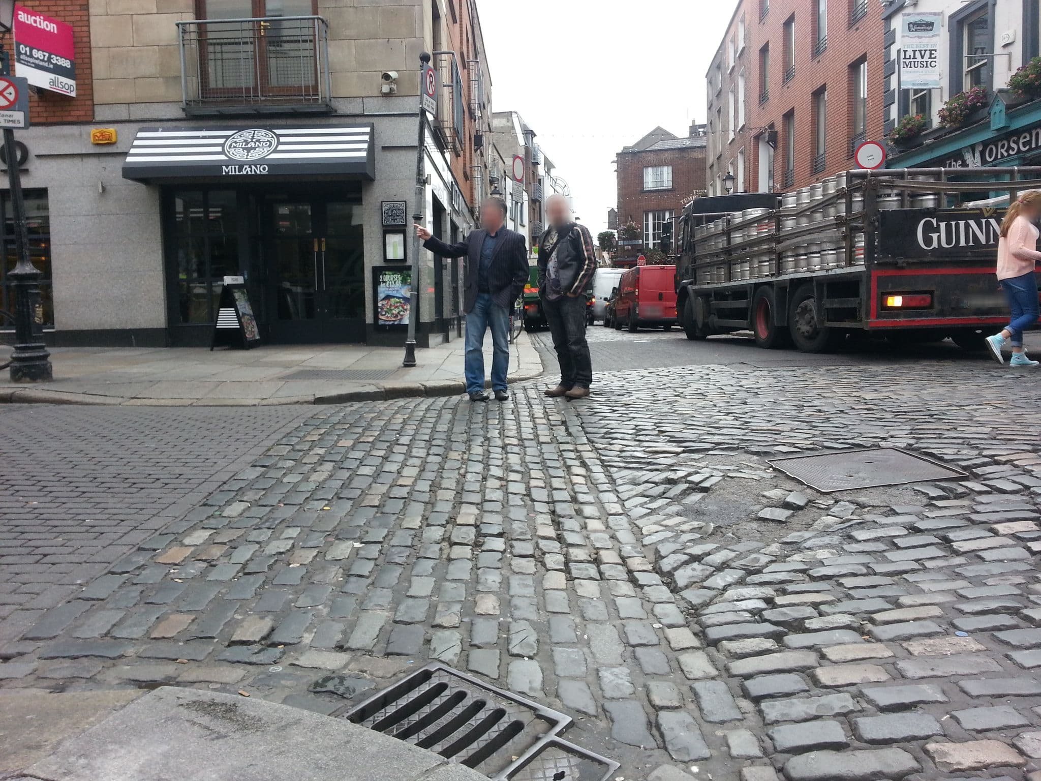 Street view near Fitzsimons Temple Bar, Dublin — © pbb (CC BY-SA · Mapillary)