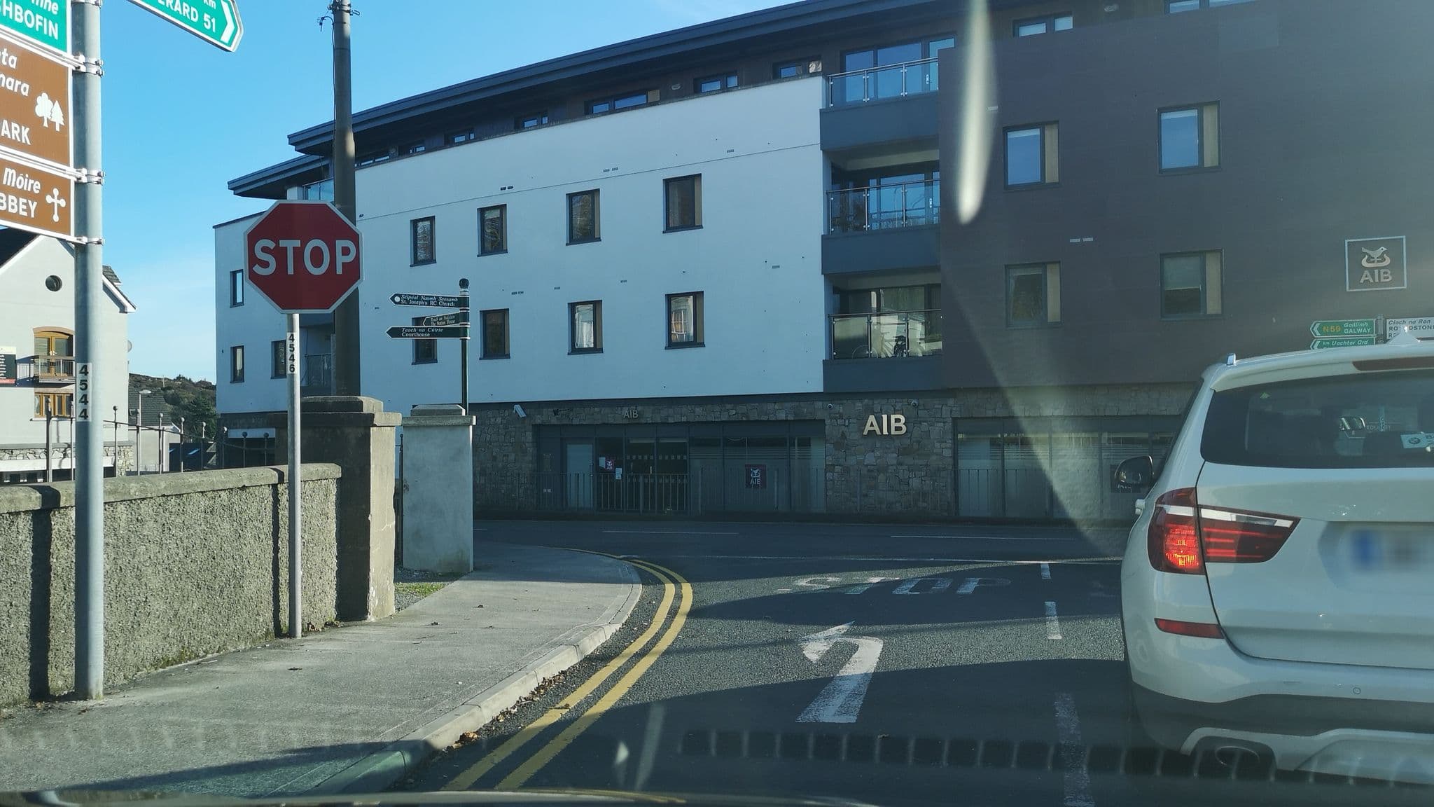 Street view near 18 Courthouse Square Self Catering, Clifden — © dacor (CC BY-SA · Mapillary)