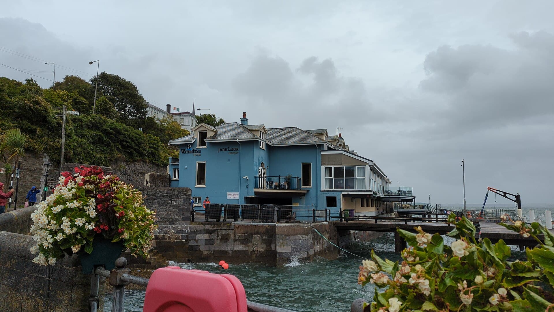 WatersEdge Hotel (via Wikimedia Commons, CC BY-SA 4.0)