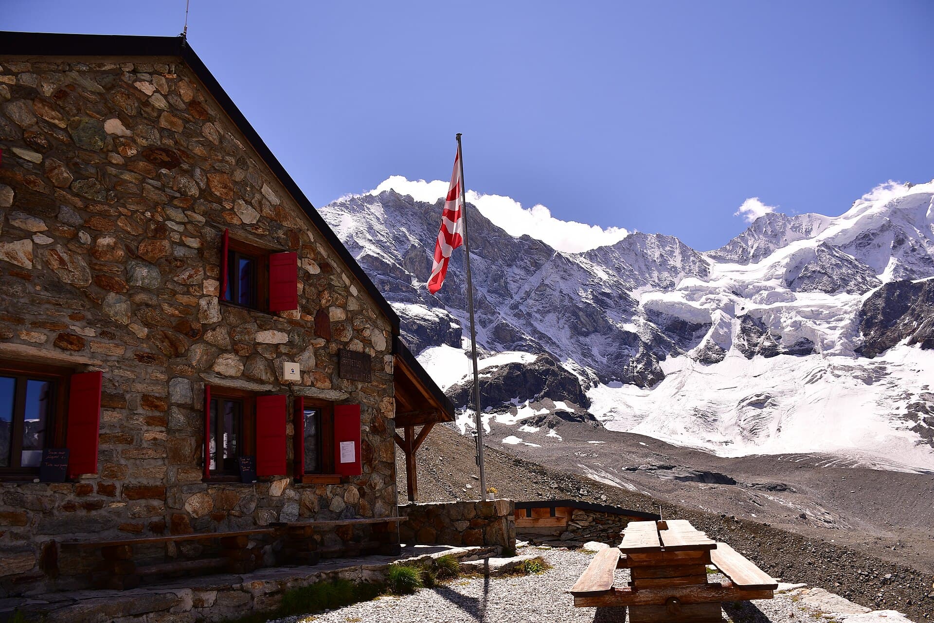 Cabane d'Arpitettaz (via Wikimedia Commons, CC BY-SA 4.0)