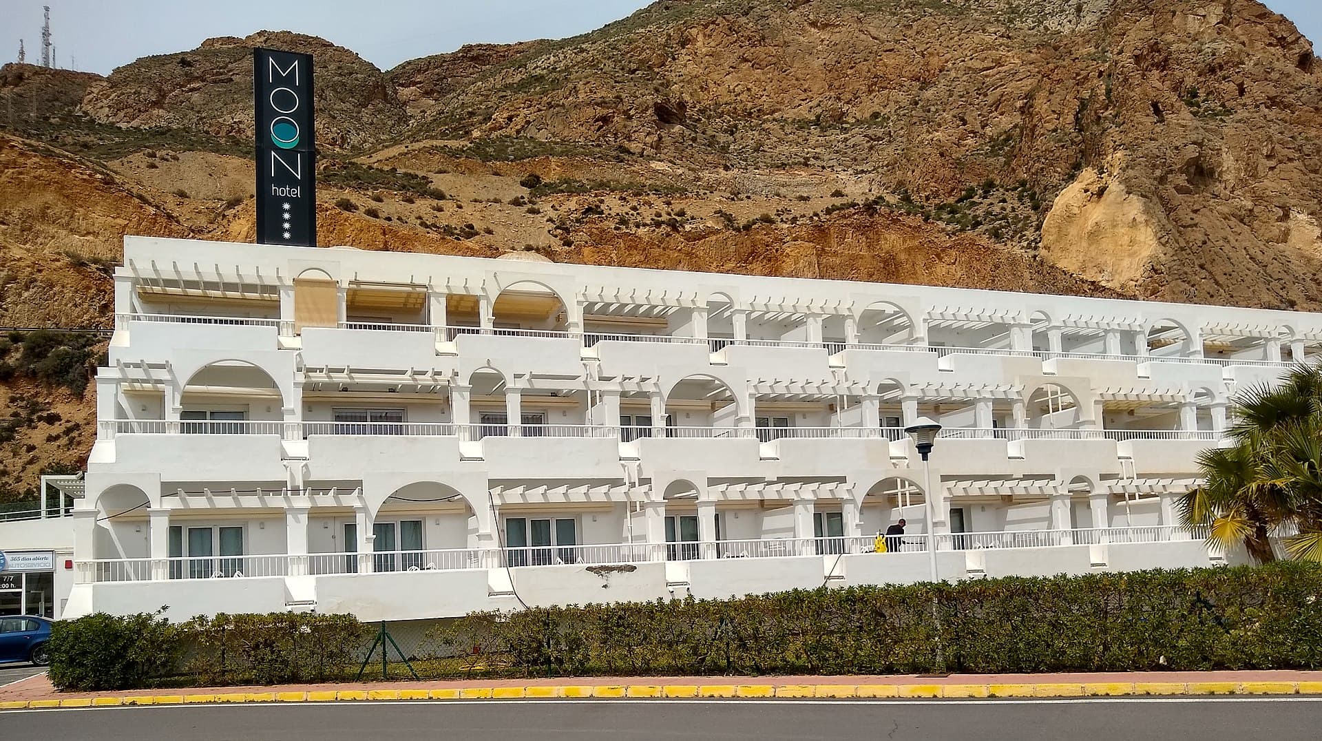 Moon Hotel & SPA (via Wikimedia Commons, CC BY-SA 4.0)