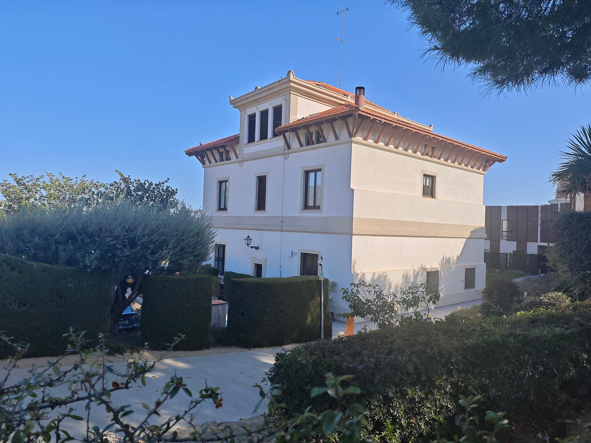 Hotel Arrey Alella (via Wikimedia Commons, CC BY-SA 4.0)