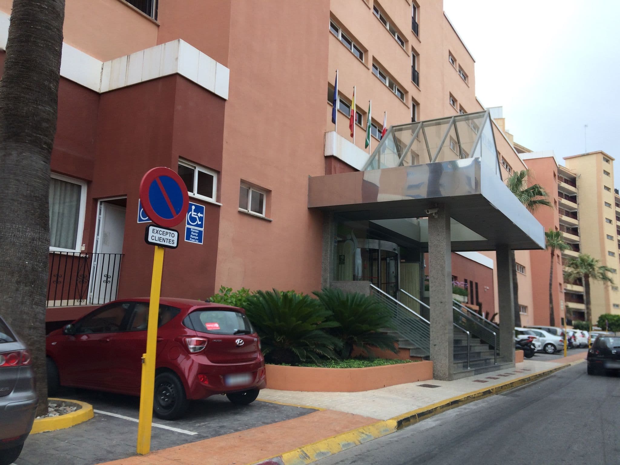 Street view near Hotel Parasol by Dorobe (antes Parasol Garden), Torremolinos — © klaberlang (CC BY-SA · Mapillary)