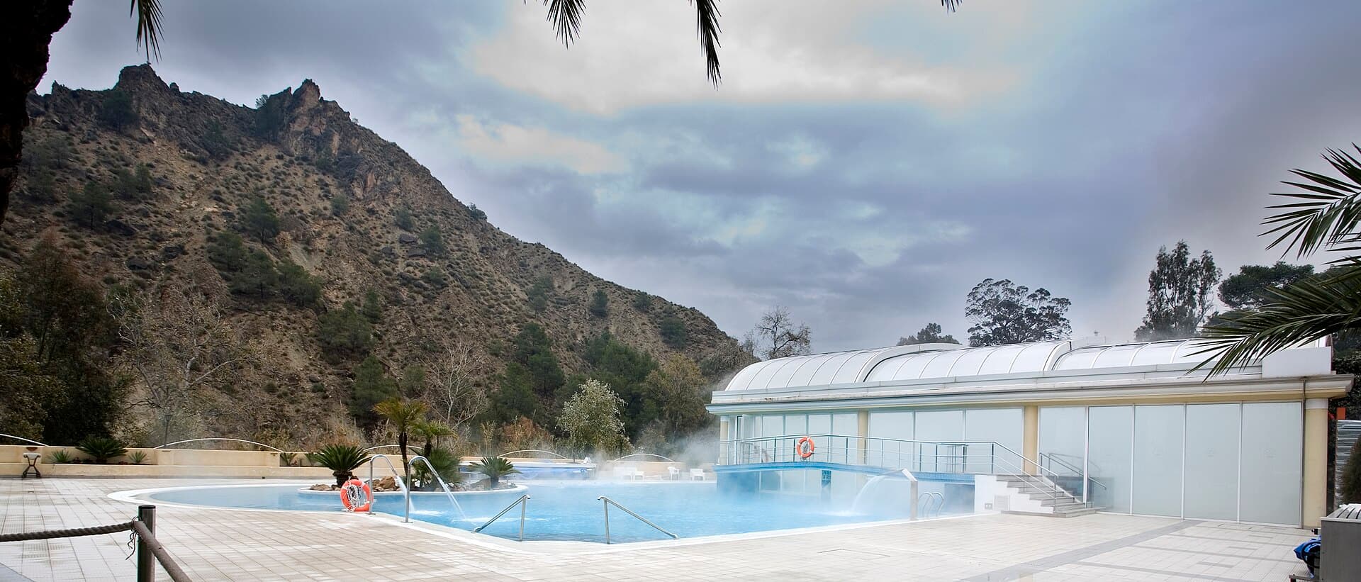 Hotel León | Balneario de Archena (via Wikimedia Commons, Public domain)