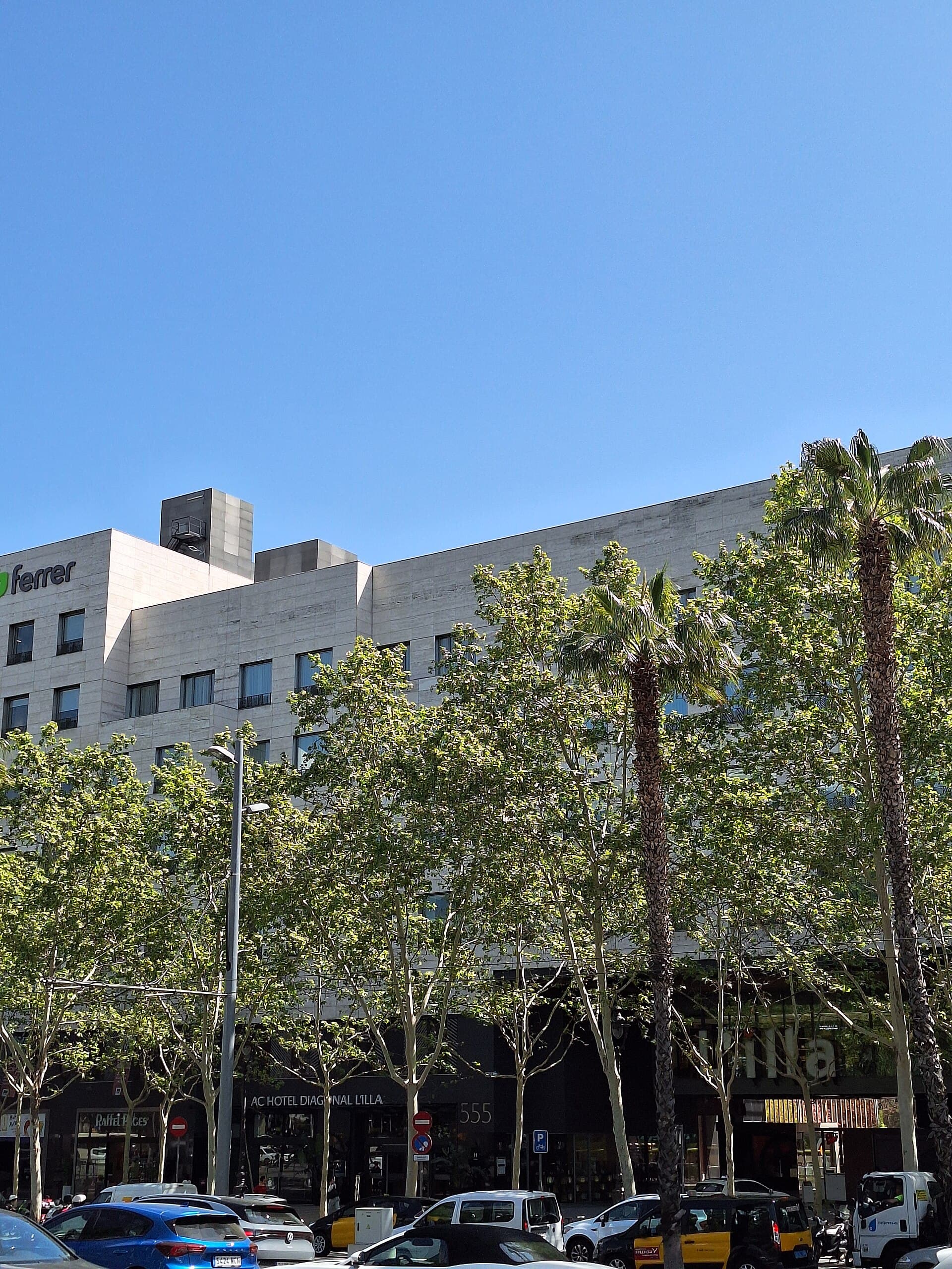 AC Hotel Diagonal L´Illa (via Wikimedia Commons, CC BY-SA 3.0)