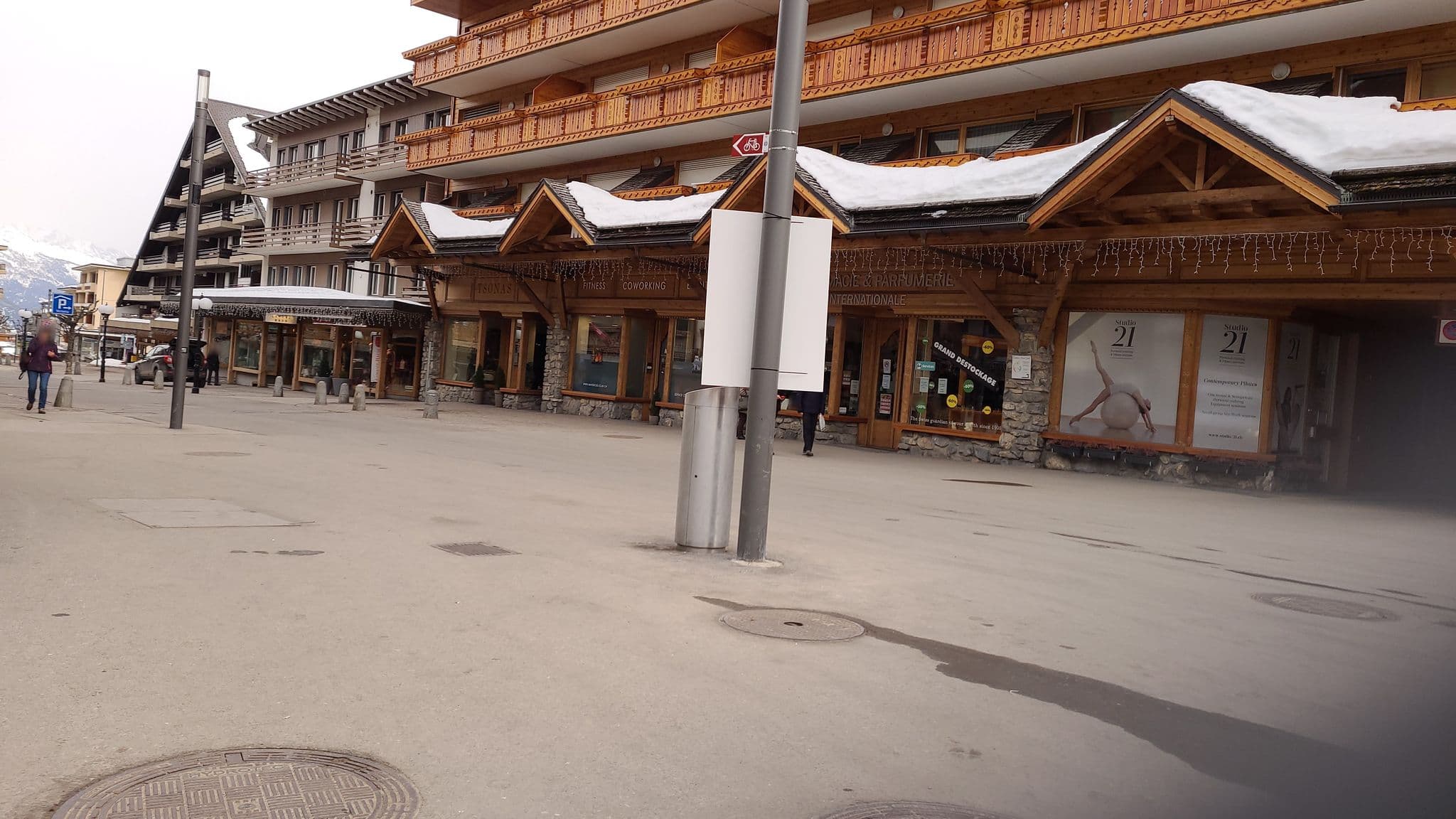 Street view near Le Mayen;Amadeus;Olympic, Crans-Montana — © keigan (CC BY-SA · Mapillary)