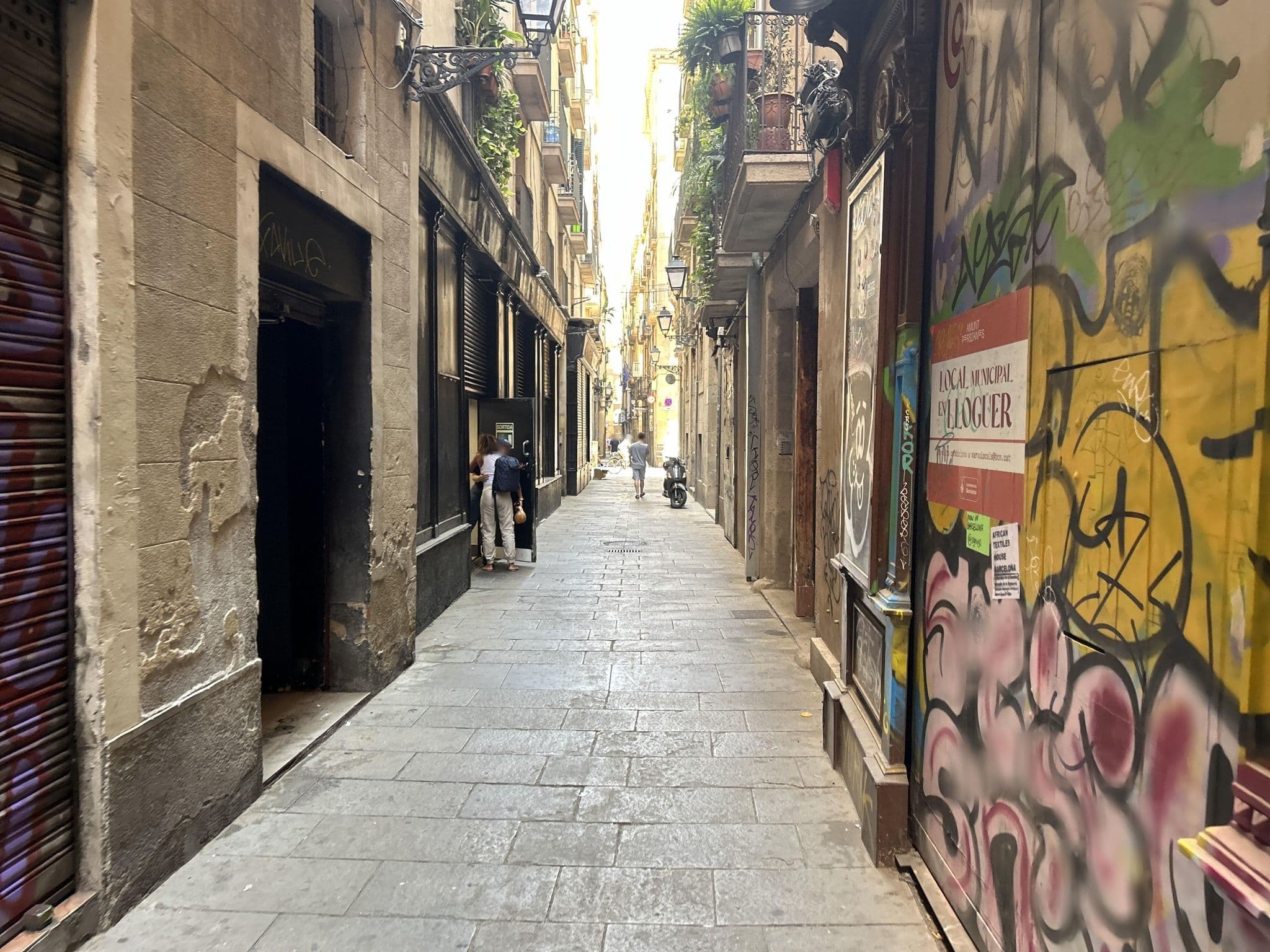 Street view near Casa Pince, Ciutat Vella — © TristanM17 (CC BY-SA · Mapillary)