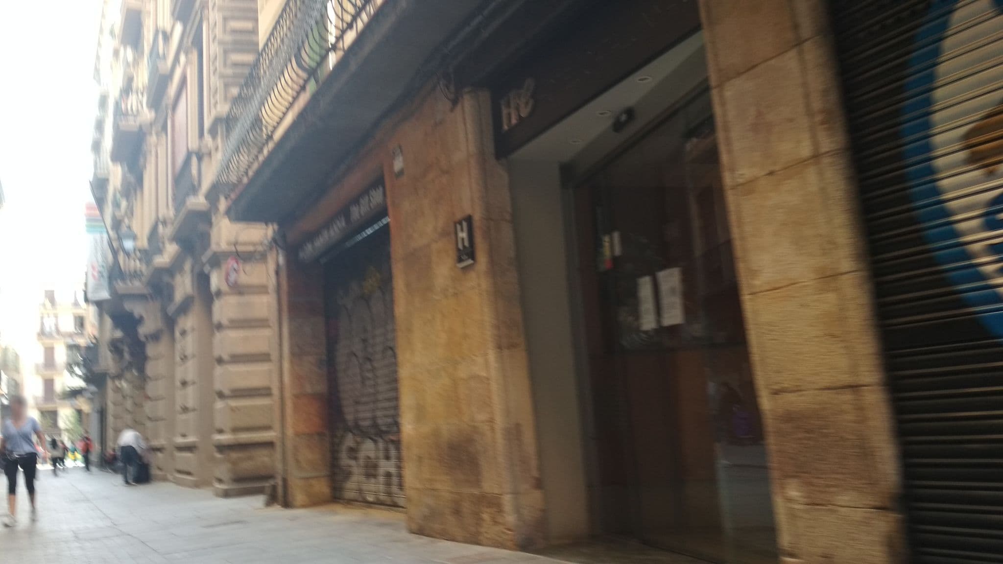 Street view near Hotel Catalunya, Barri Gòtic — © toniserra (CC BY-SA · Mapillary)