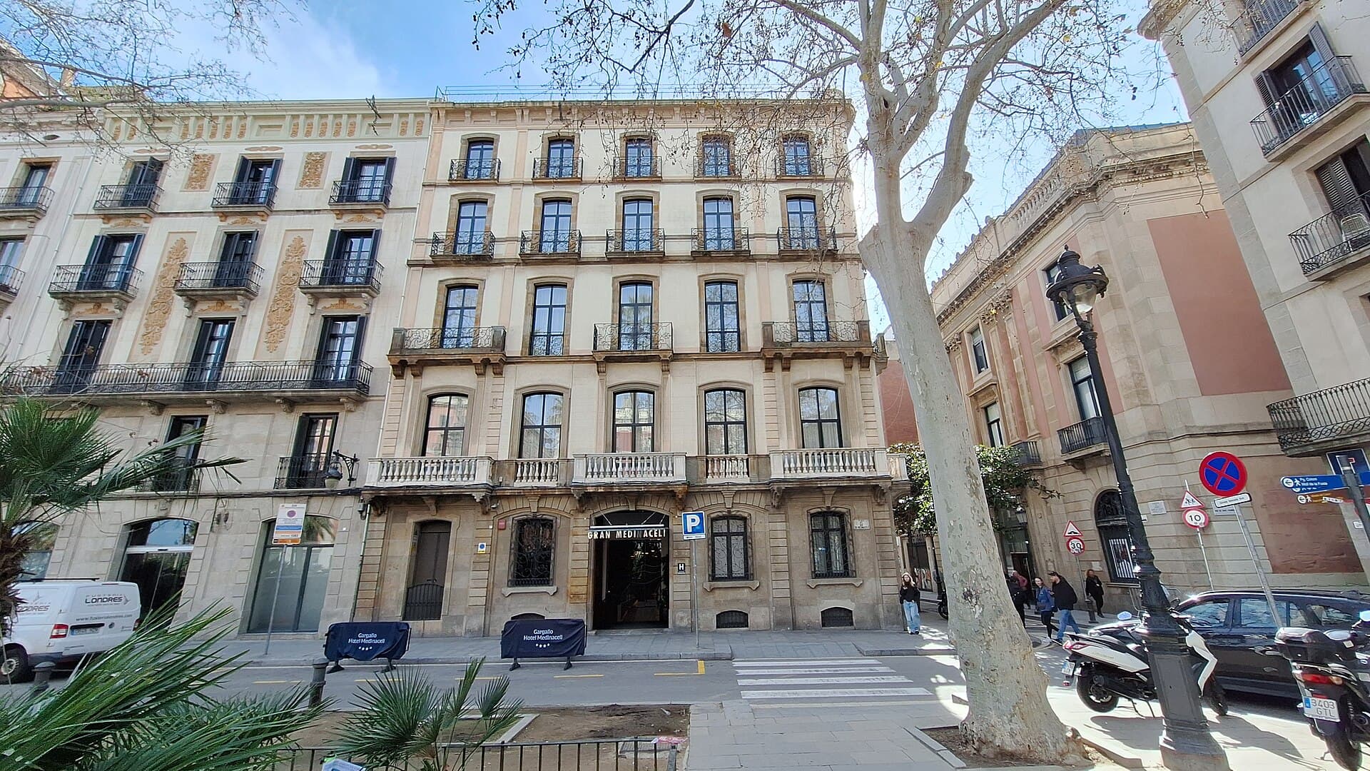 Hotel Medinaceli (via Wikimedia Commons, CC BY-SA 3.0)