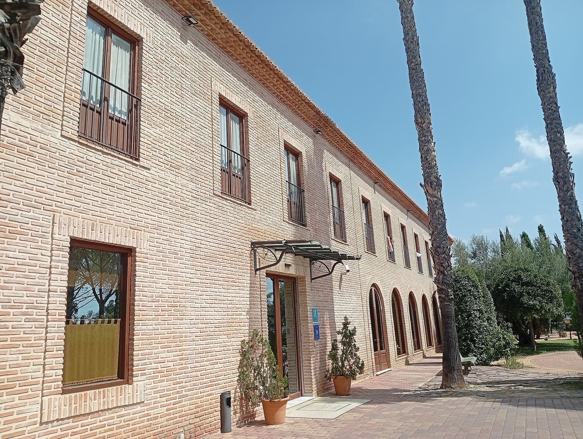 Hotel Ad Hoc Parque (via Wikimedia Commons, CC BY-SA 4.0)