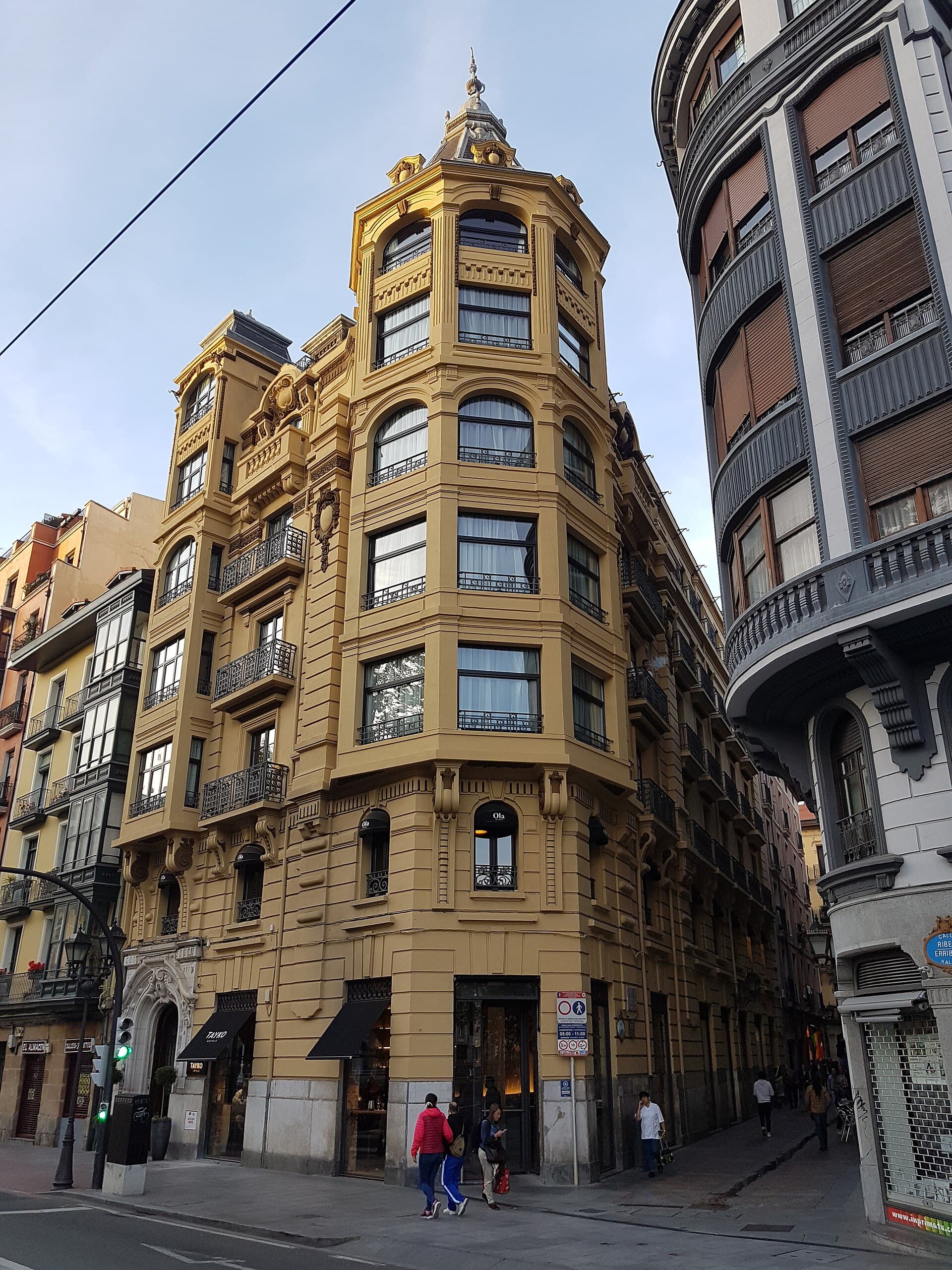 Hotel Tayko Bilbao (via Wikimedia Commons, CC BY-SA 4.0)