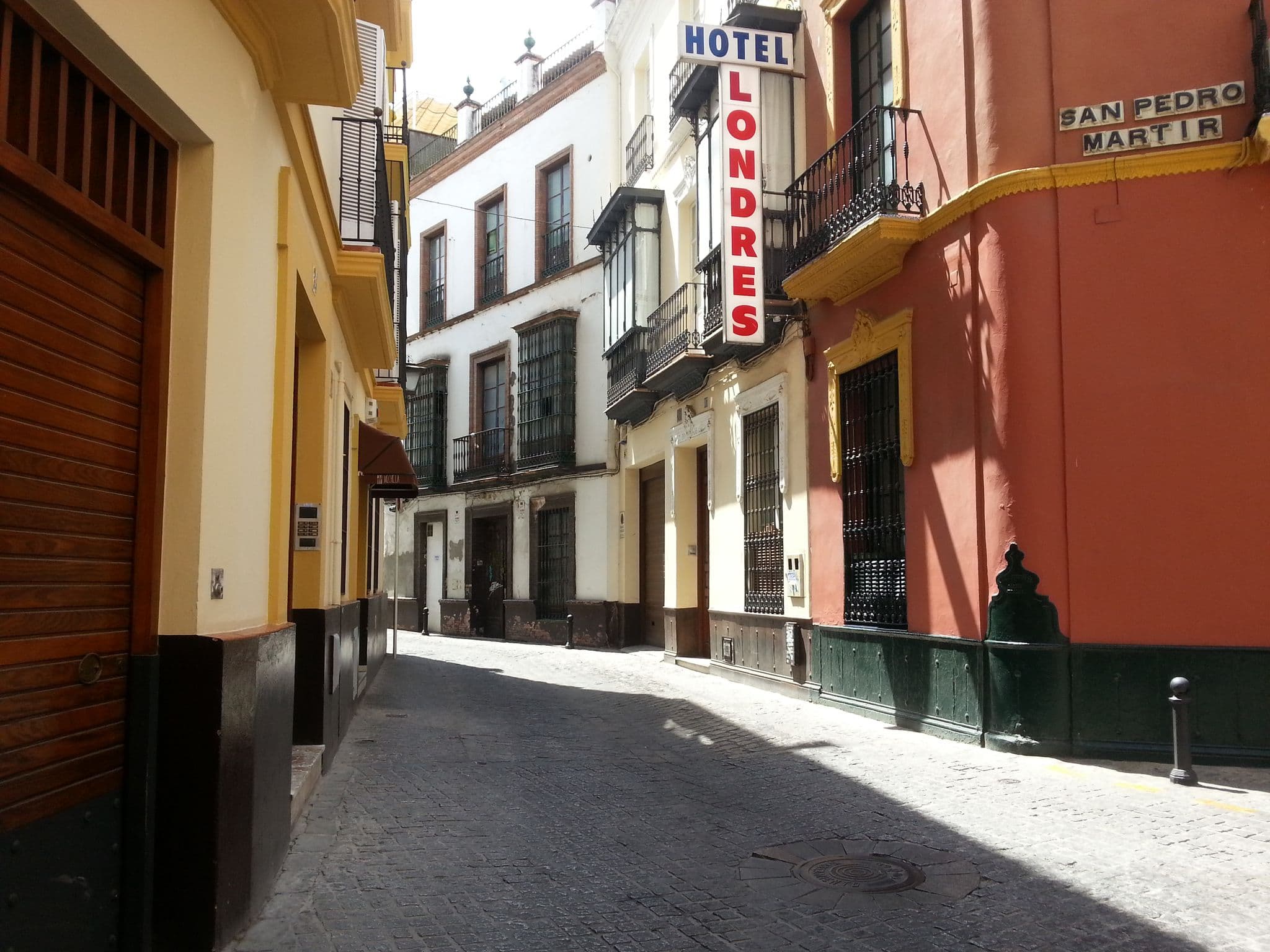 Street view near Honest Hotel Sevilla, Sevilla