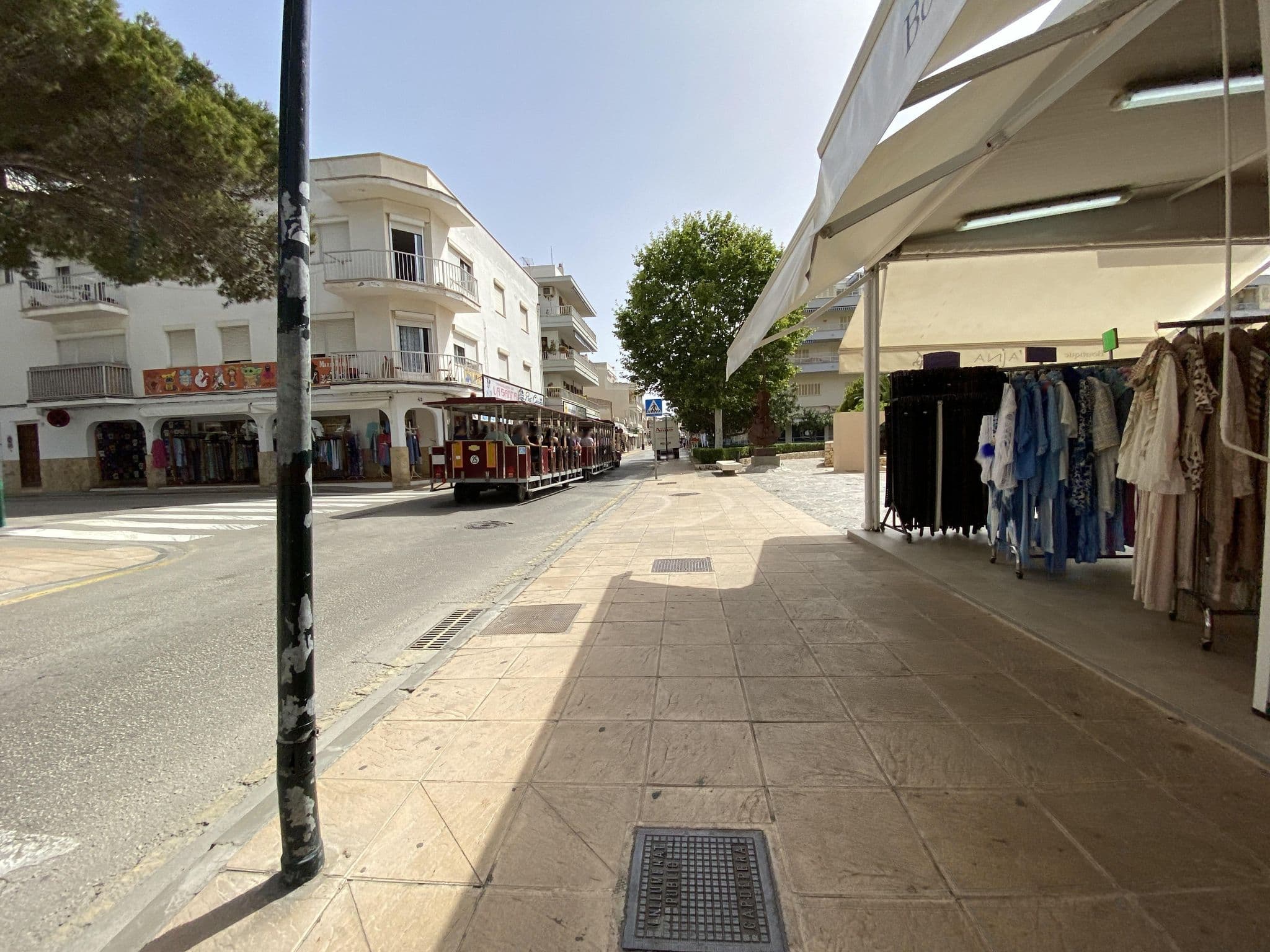 Street view near Onmood Cala Ratjada, Cala Rajada — © vadi (CC BY-SA · Mapillary)