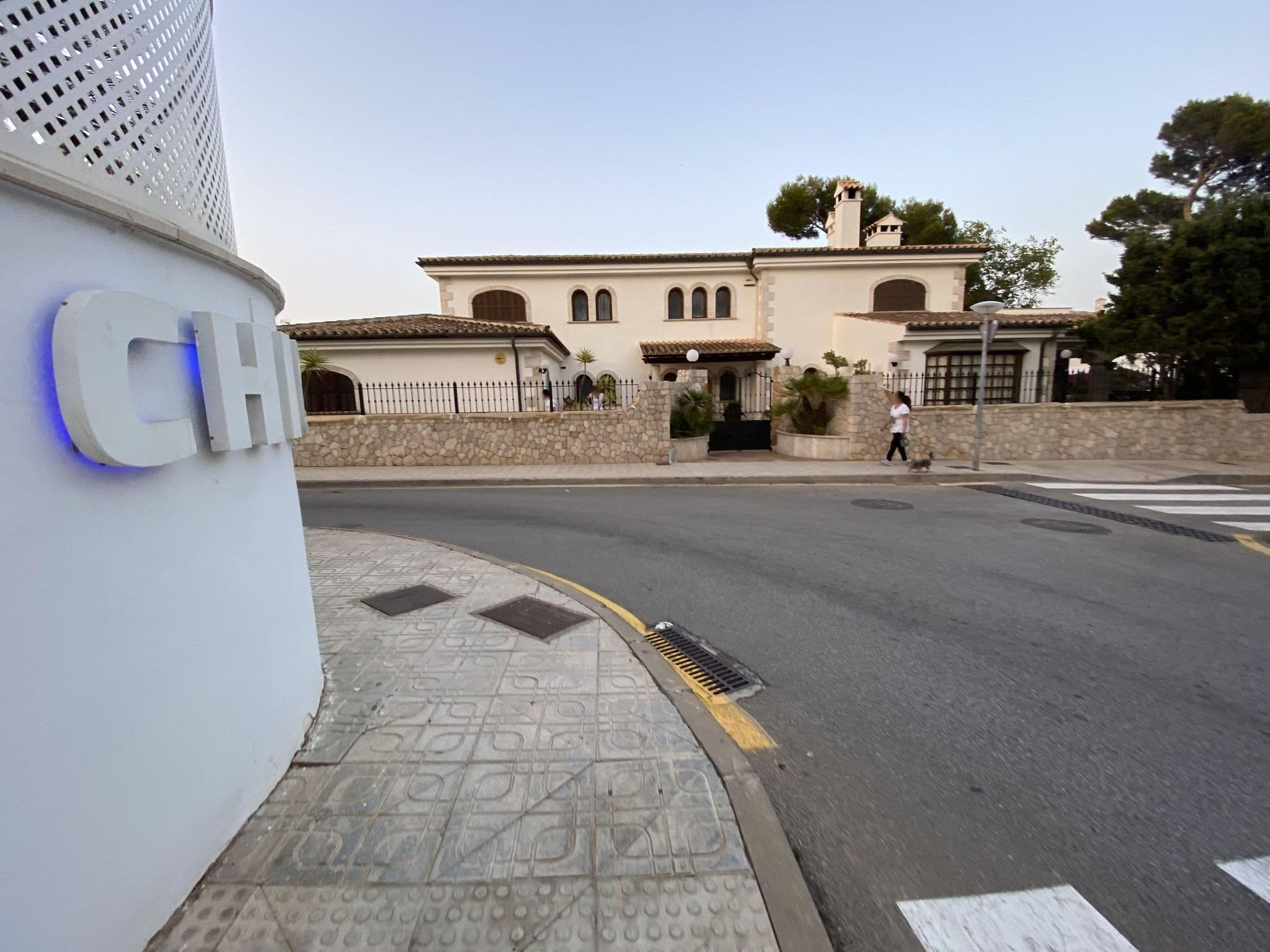Street view near The Sea Club - Cala Ratjada, Cala Rajada — © vadi (CC BY-SA · Mapillary)