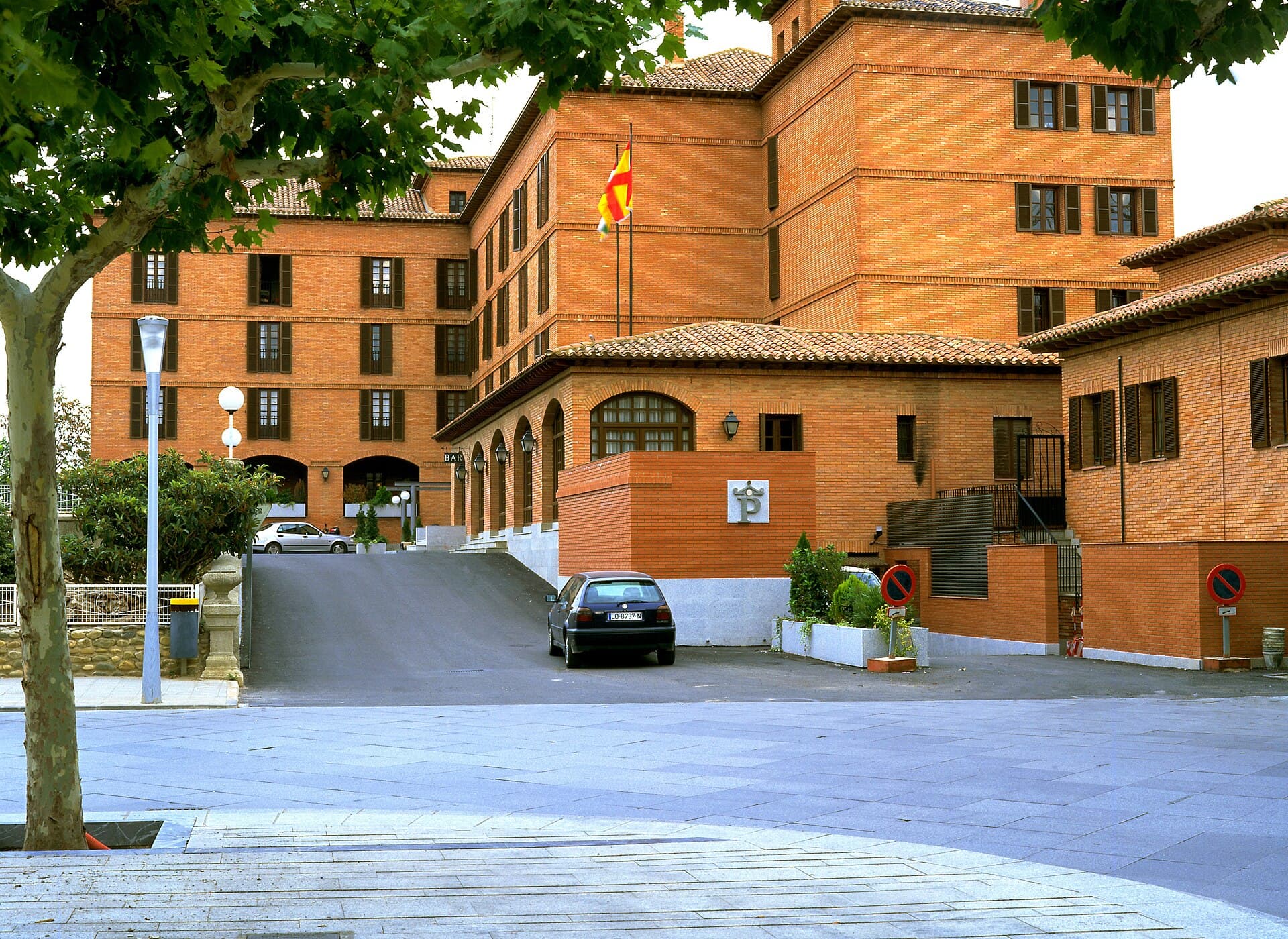 Parador de Calahorra (via Wikimedia Commons, CC BY-SA 4.0)