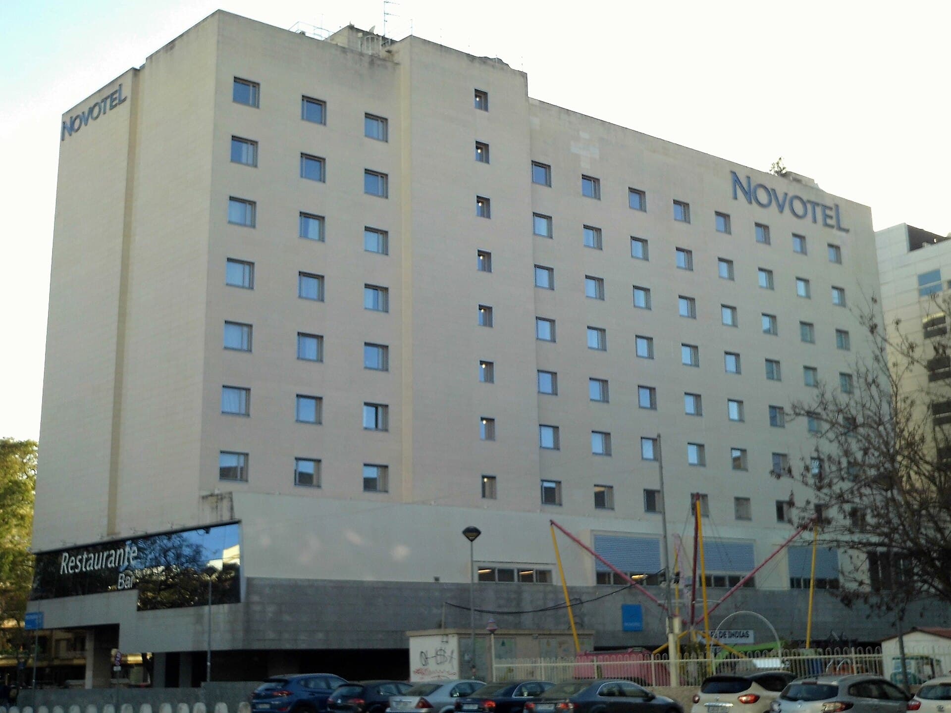 Novotel Sevilla (via Wikimedia Commons, CC BY-SA 4.0)