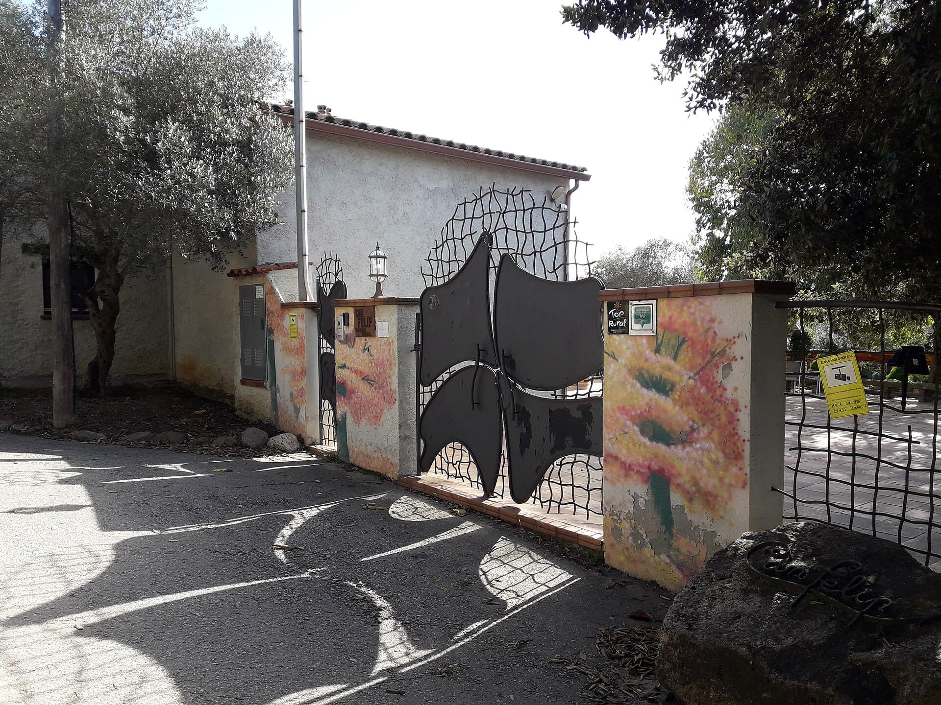 Masia Can Felip (via Wikimedia Commons, CC BY-SA 3.0)