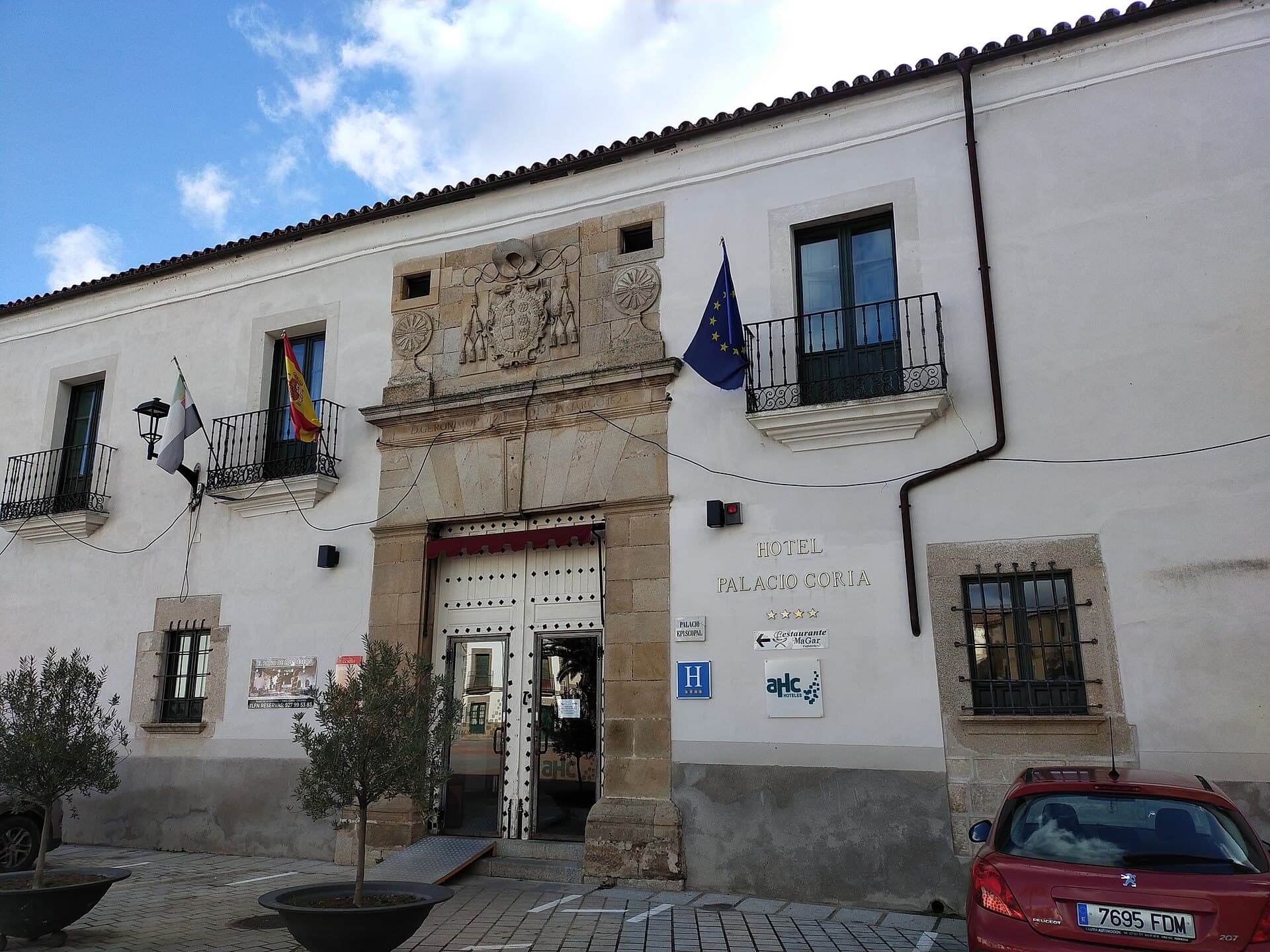 Hotel AHC Palacio Coria (via Wikimedia Commons, CC BY-SA 4.0)