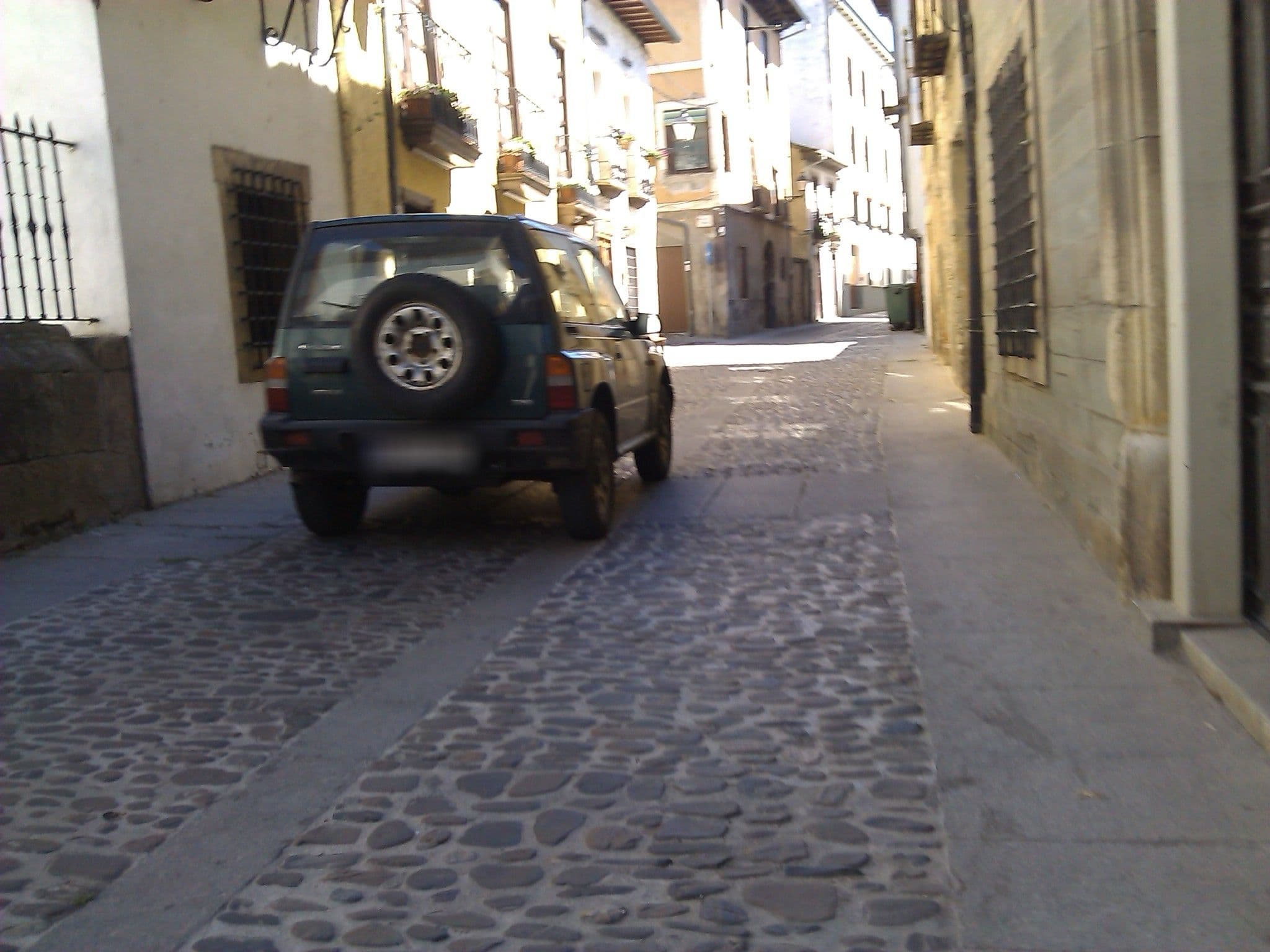 Street view near Casa El Colibrí, Villafranca del Bierzo — © changchun1 (CC BY-SA · Mapillary)