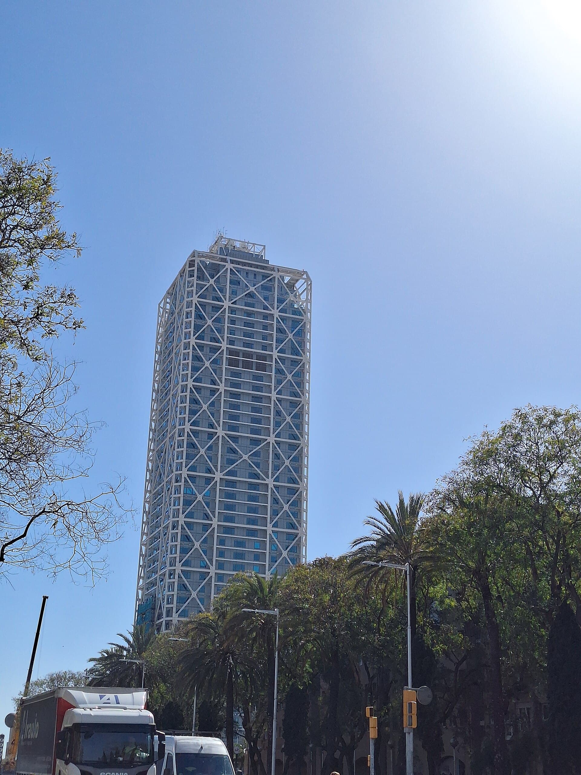 Hotel Arts Barcelona (via Wikimedia Commons, CC BY-SA 3.0)